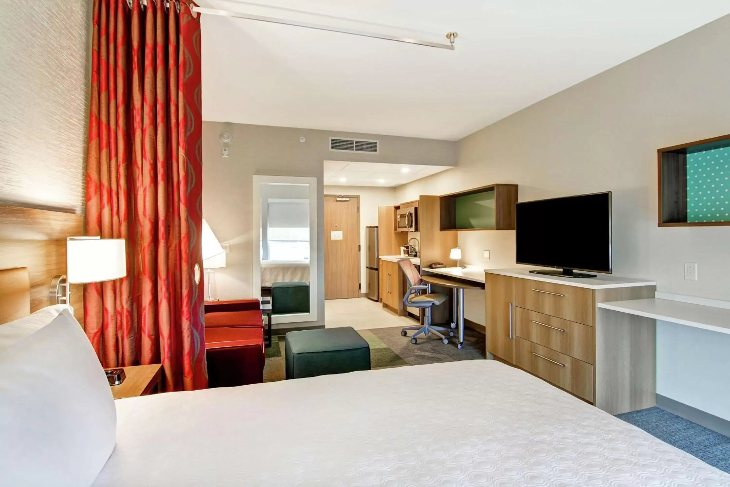 Bedroom, TV/Entertainment Center in Home2 Suites By Hilton Montreal Dorval