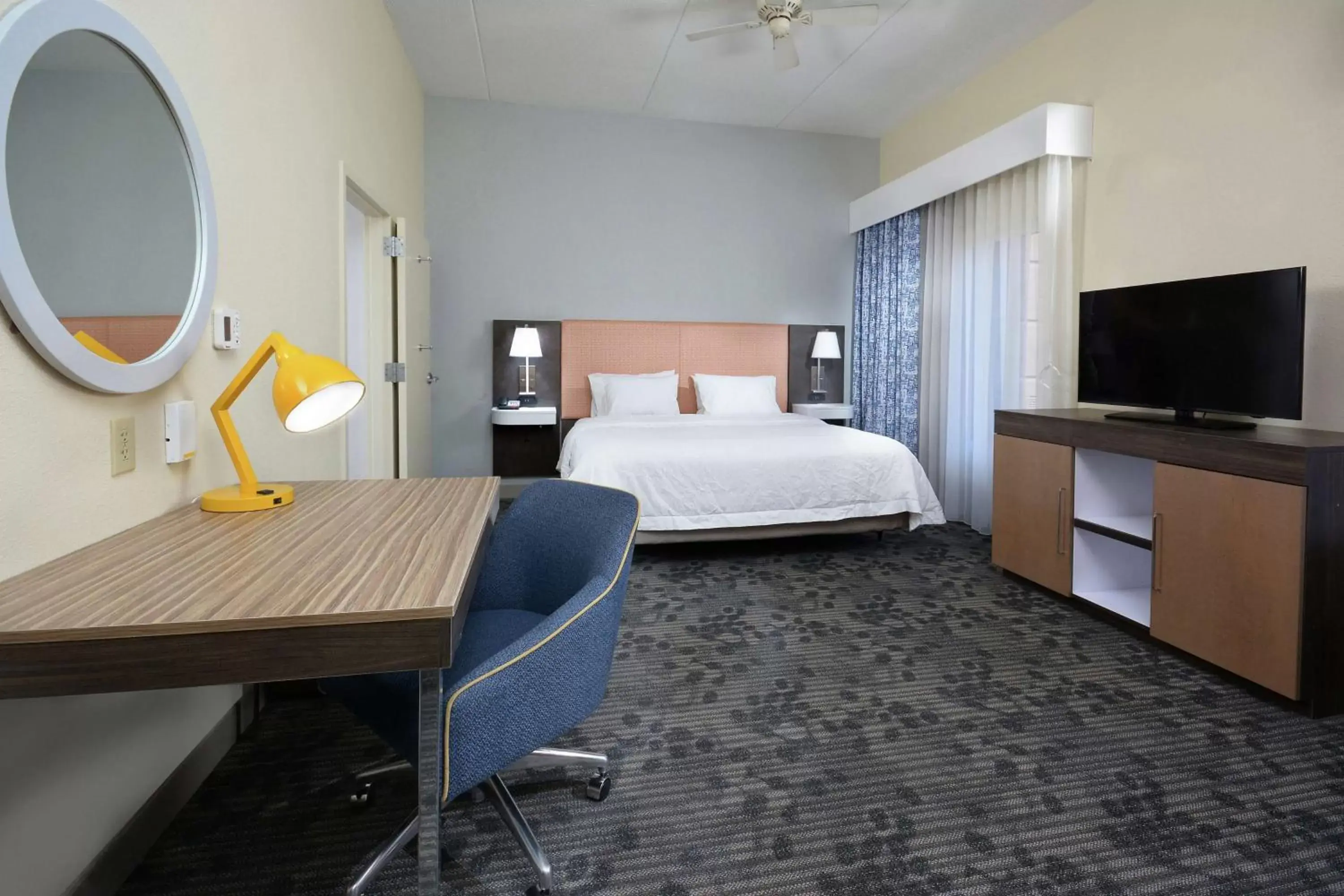 Bedroom, Bed in Hampton Inn & Suites Clinton