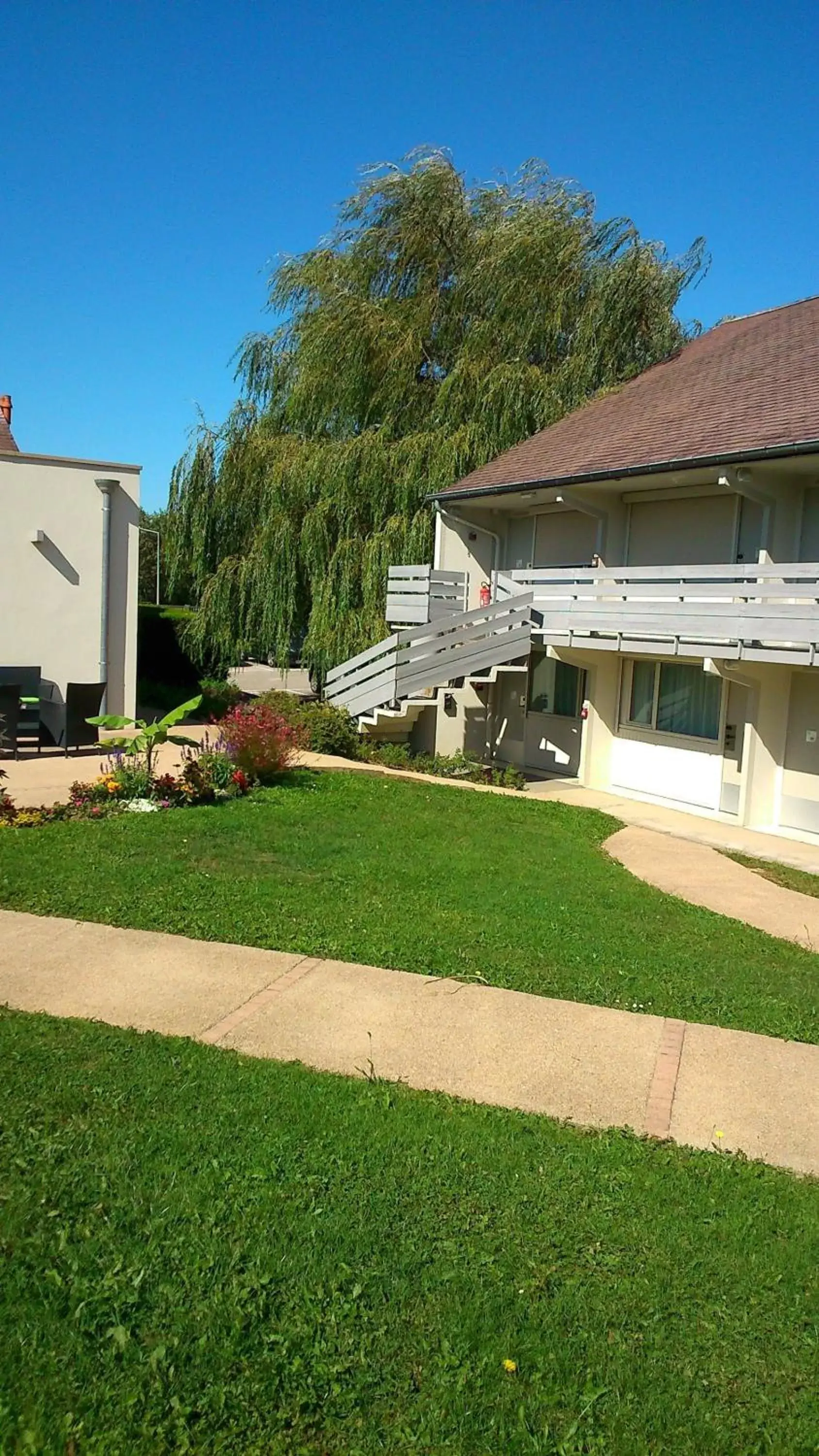 Garden, Property Building in Hotel Campanile Besançon Nord Ecole Valentin