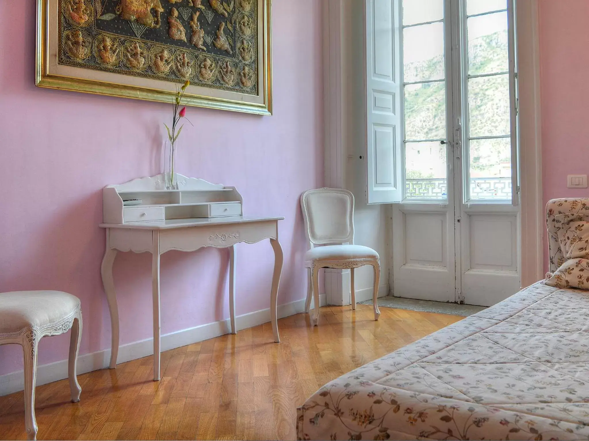 Photo of the whole room, TV/Entertainment Center in The Secret Garden Relais