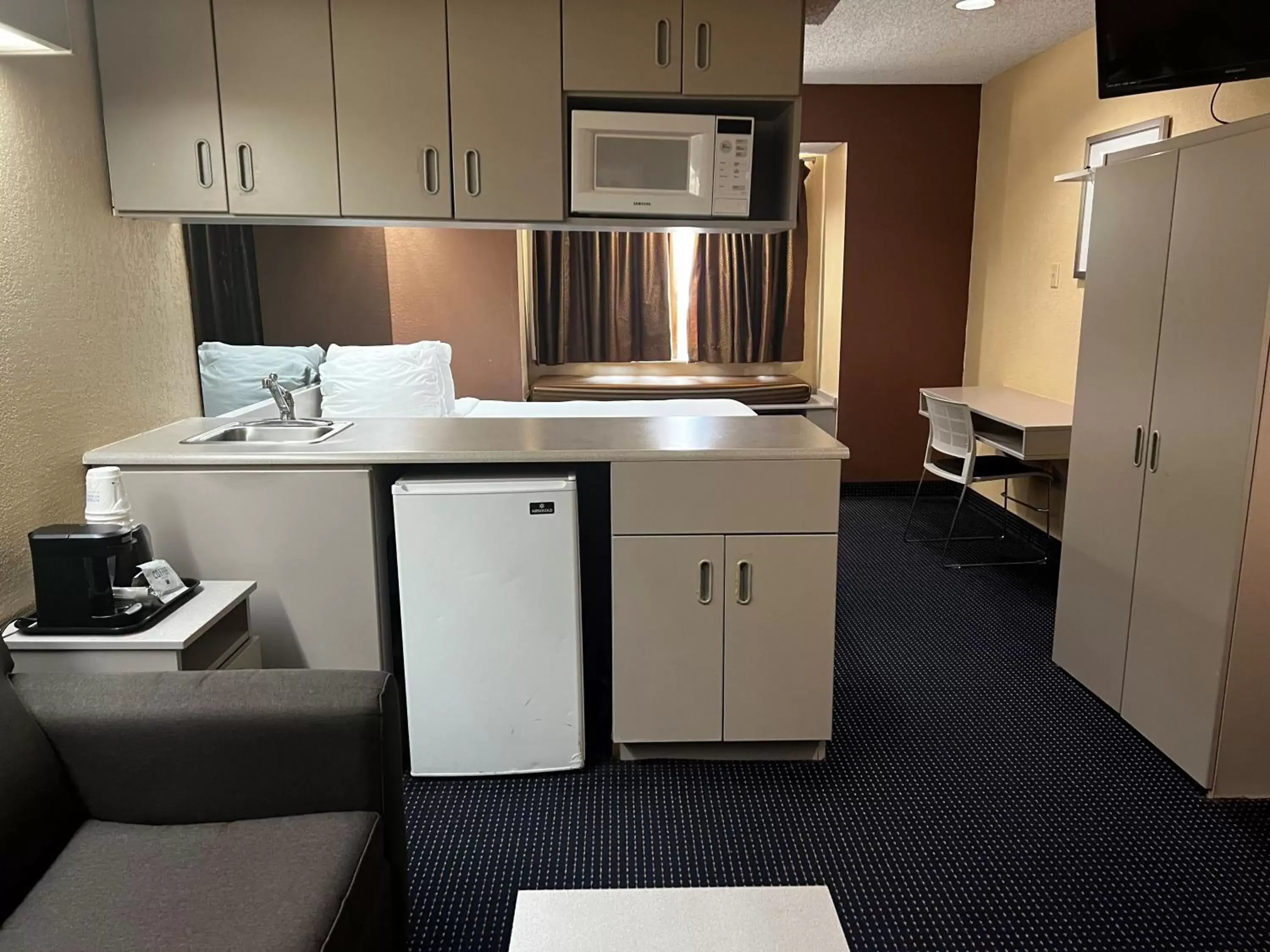 Kitchen or kitchenette, Kitchen/Kitchenette in Microtel Inn & Suites by Wyndham Houston/Webster/Nasa/Clearlake