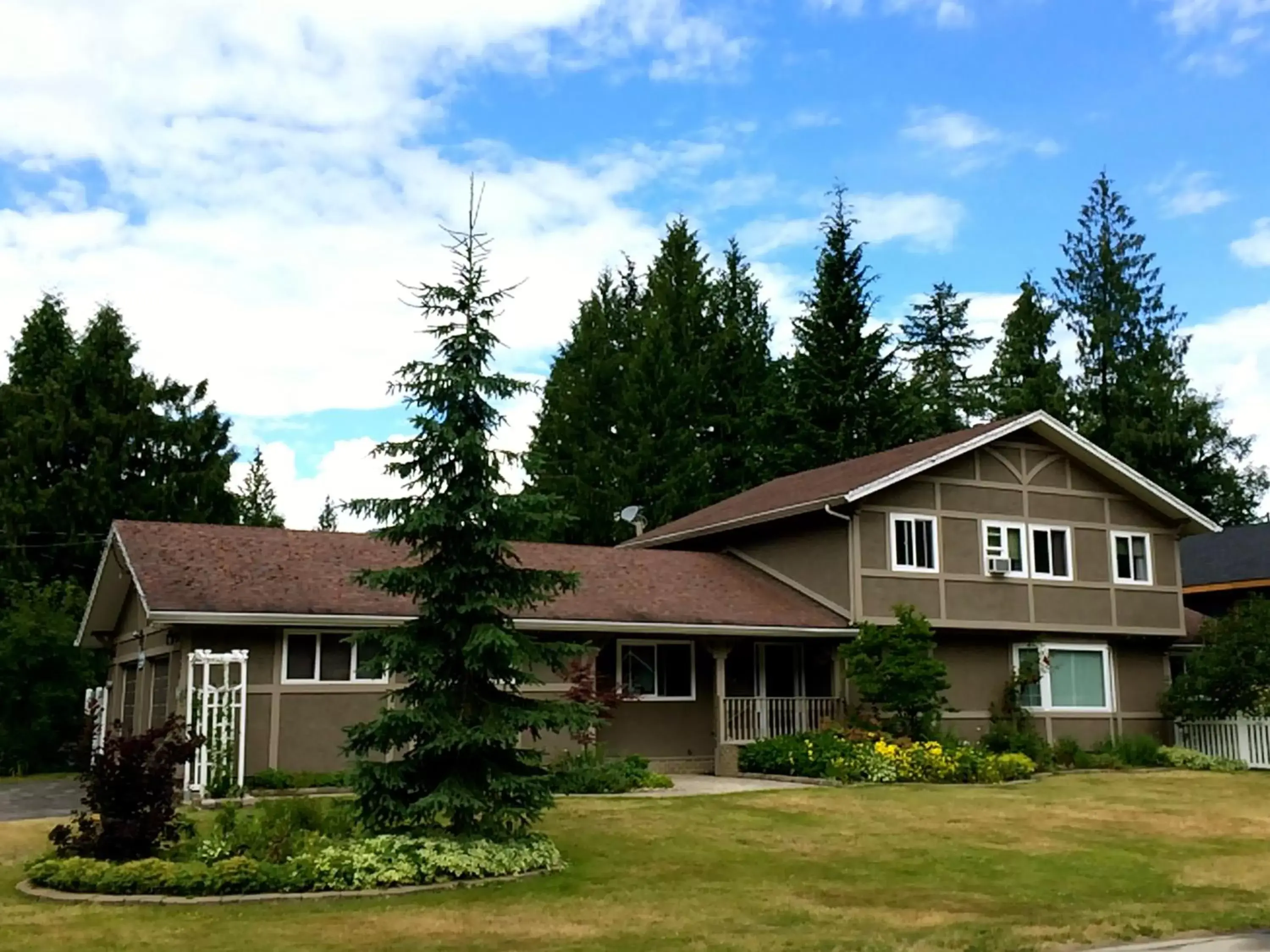 Facade/entrance, Property Building in Alpenrose Revelstoke Bed & Breakfast