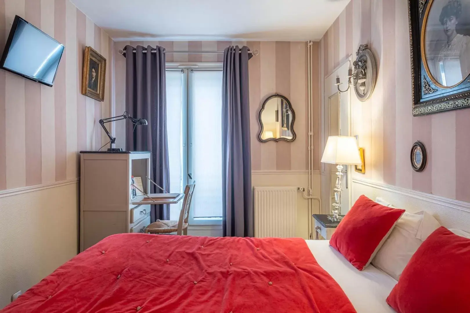 Bedroom, Bed in Hôtel de l'Avre