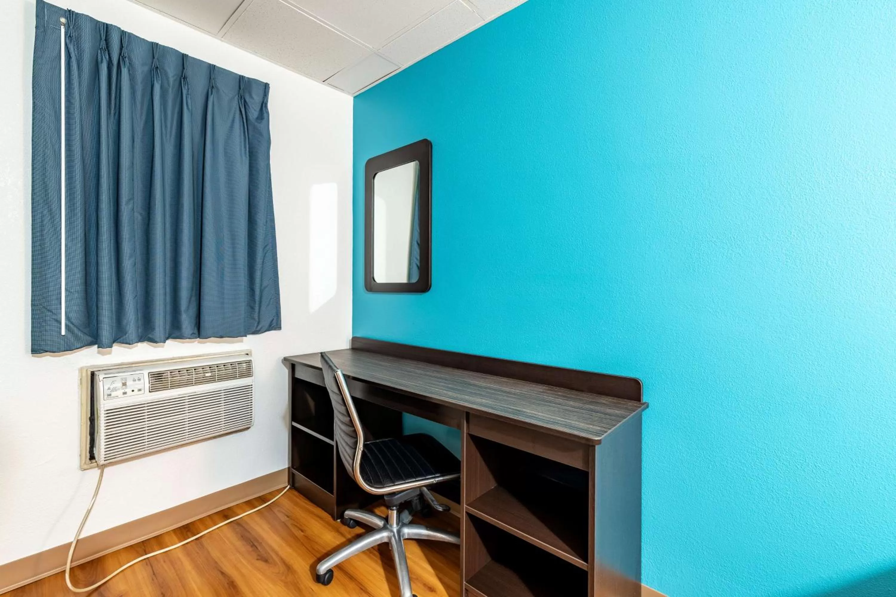 Seating area in Motel 6-Elmsford, NY - White Plains