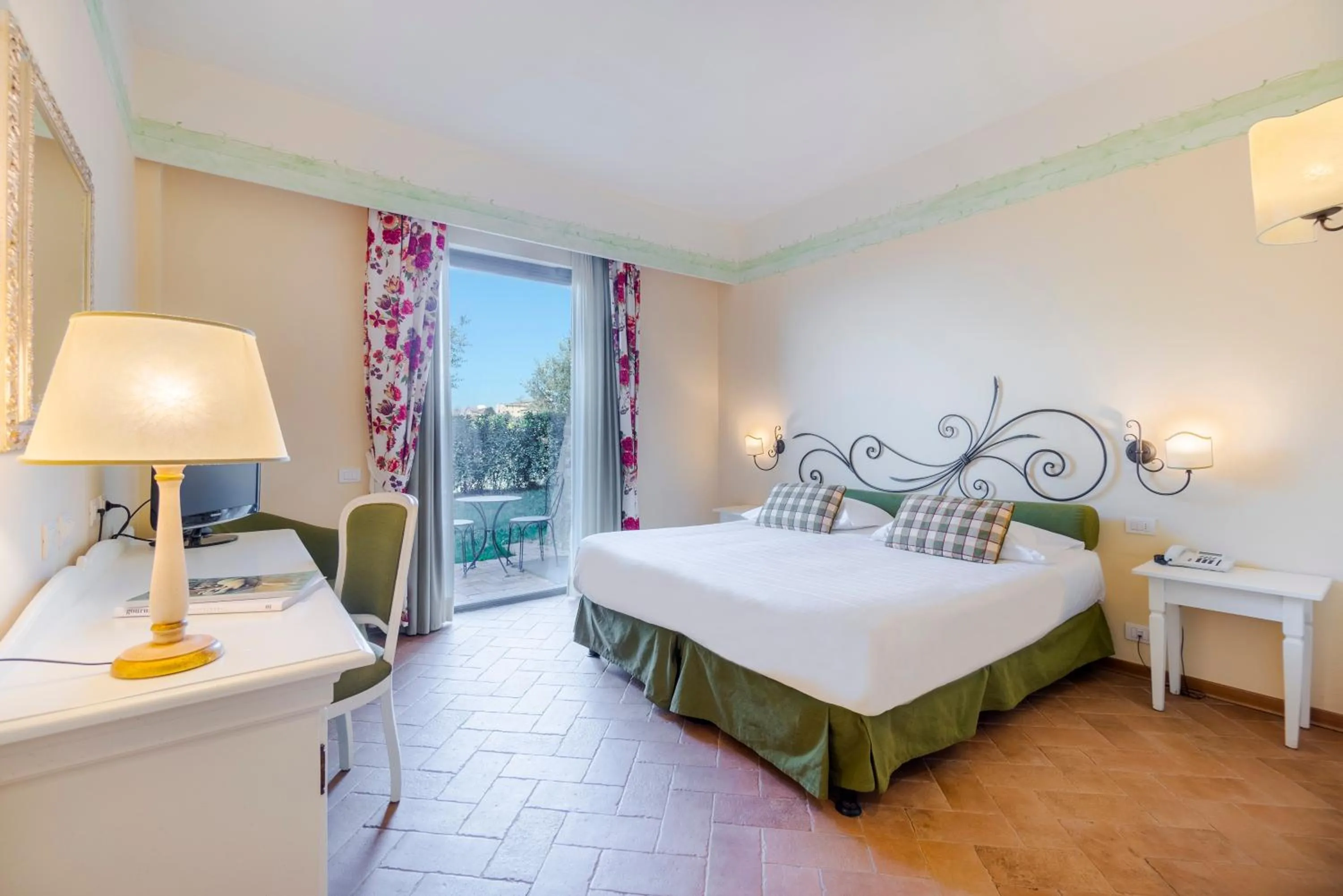 Bed in Hotel Borgo Di Cortefreda - Place of Charme