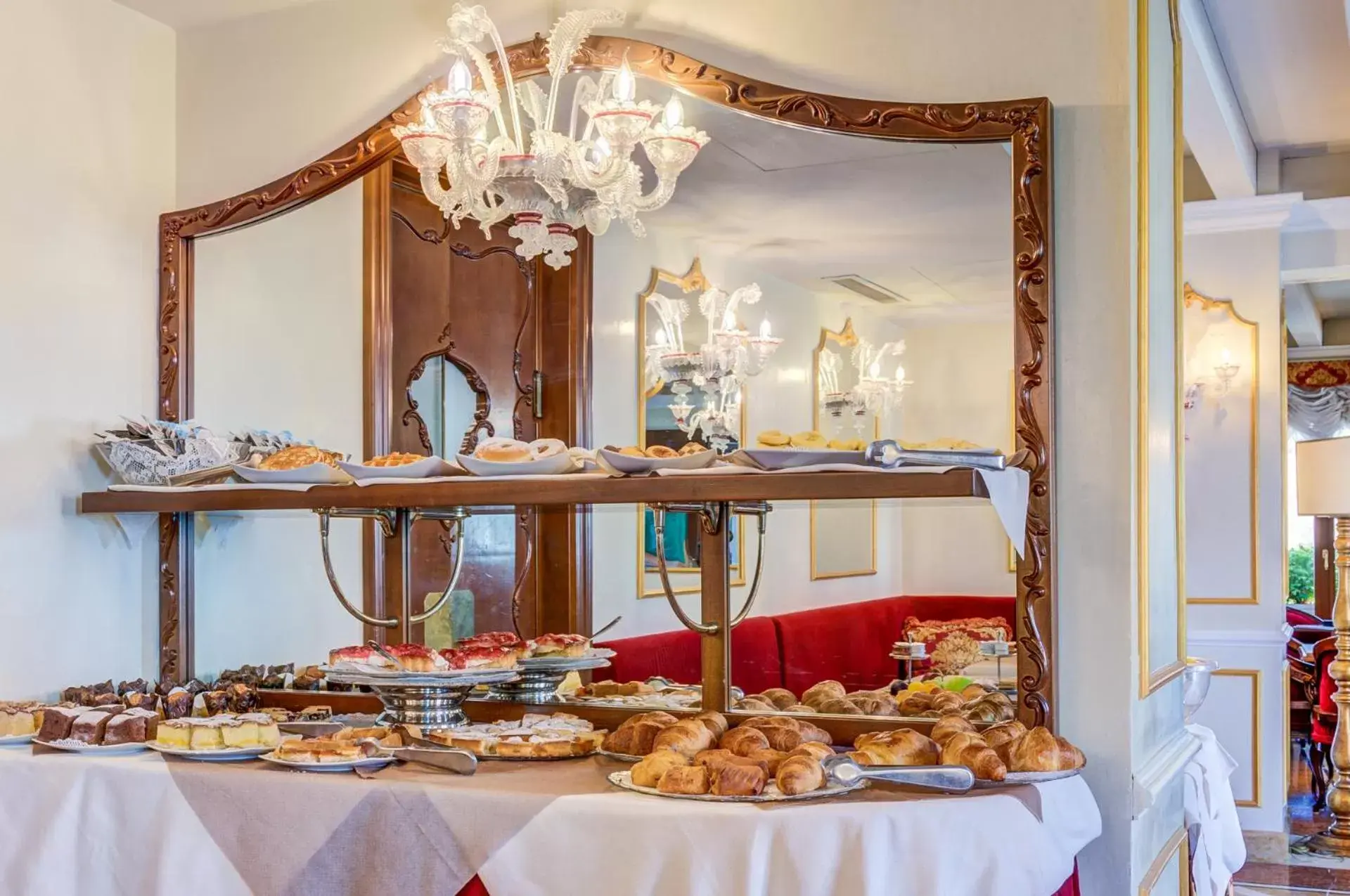 Breakfast in Canal Grande Breakfast in Canal Grande