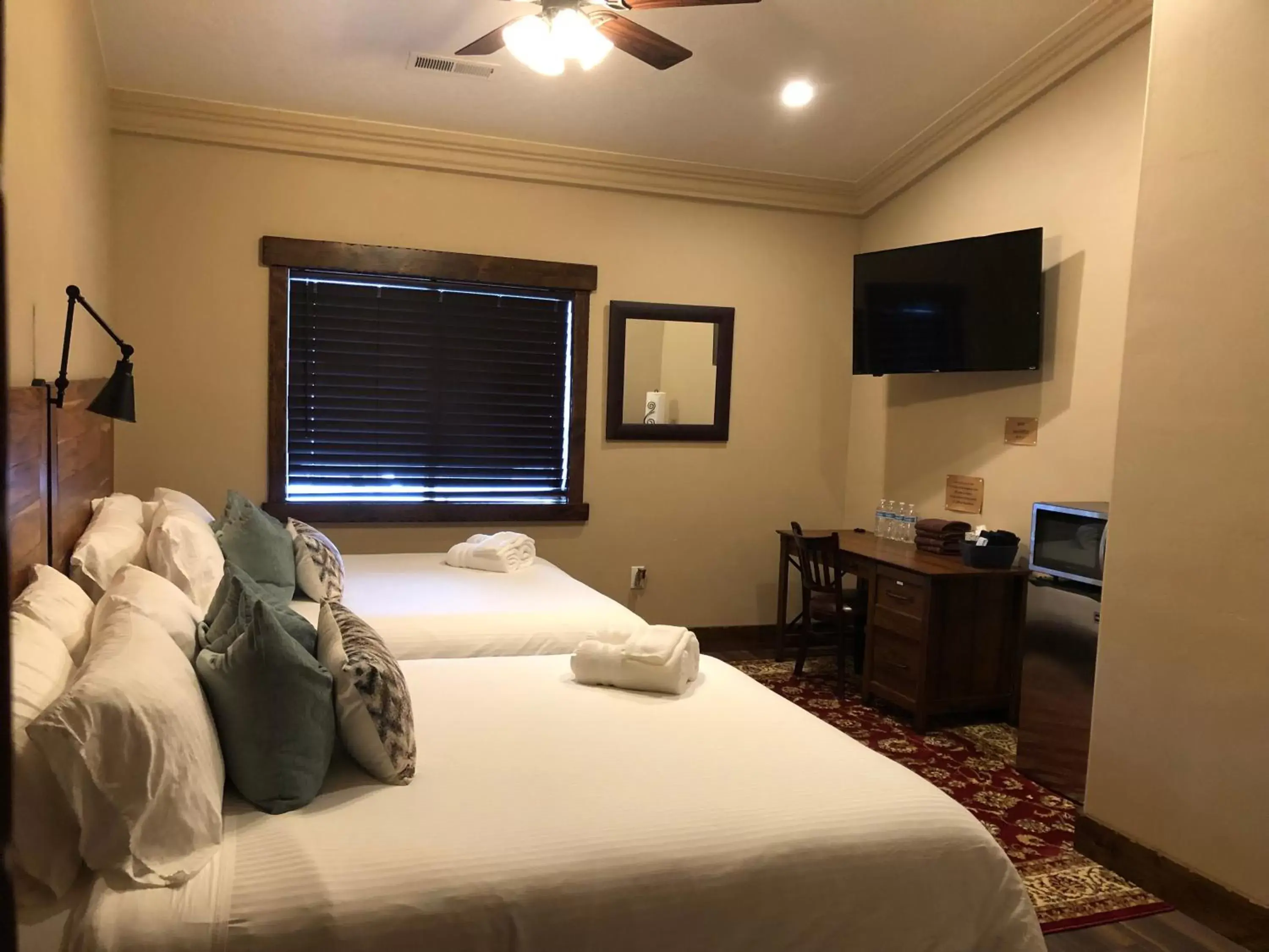 Photo of the whole room, TV/Entertainment Center in Zion Cliff Lodge