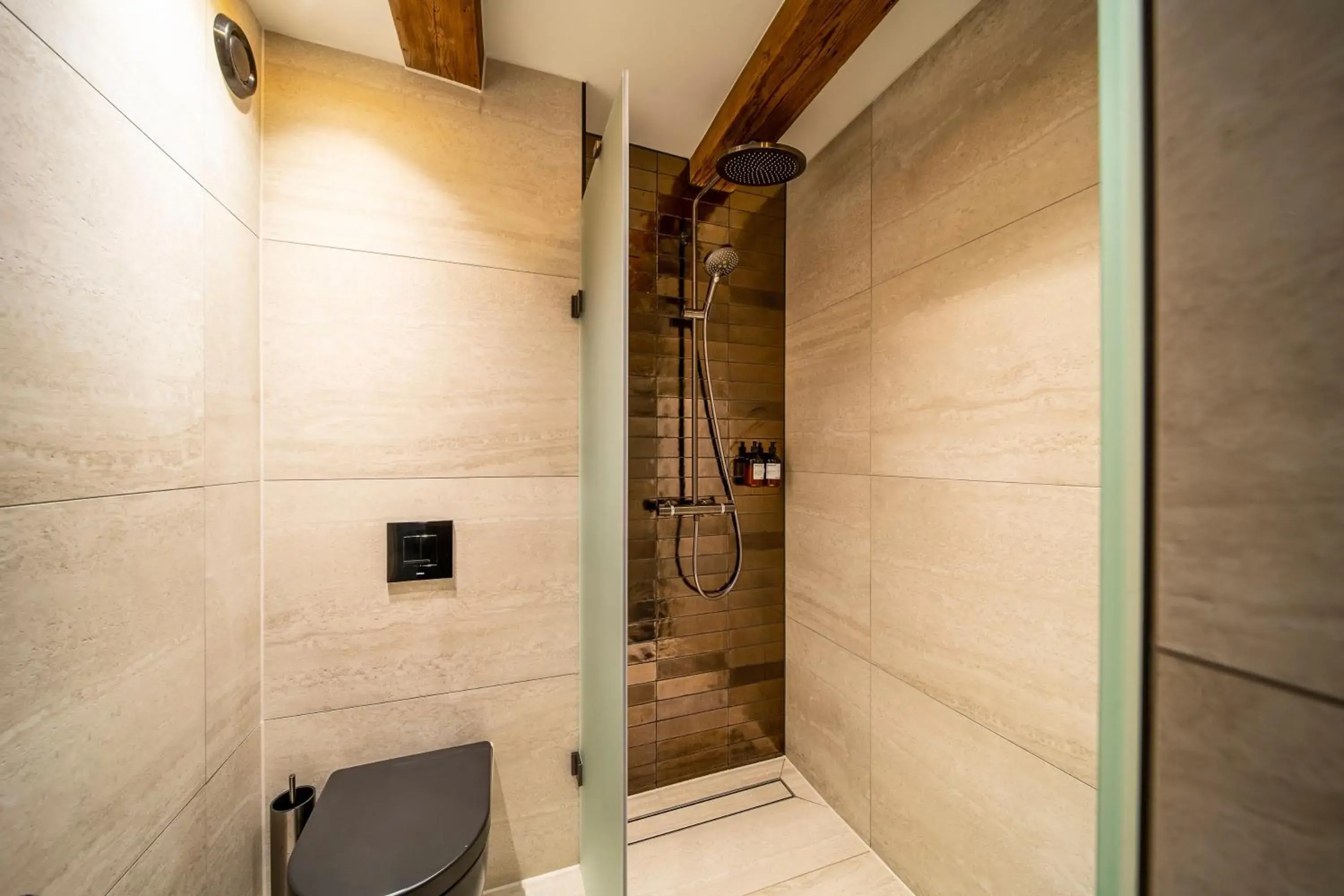 Bathroom in Rokin Hotel
