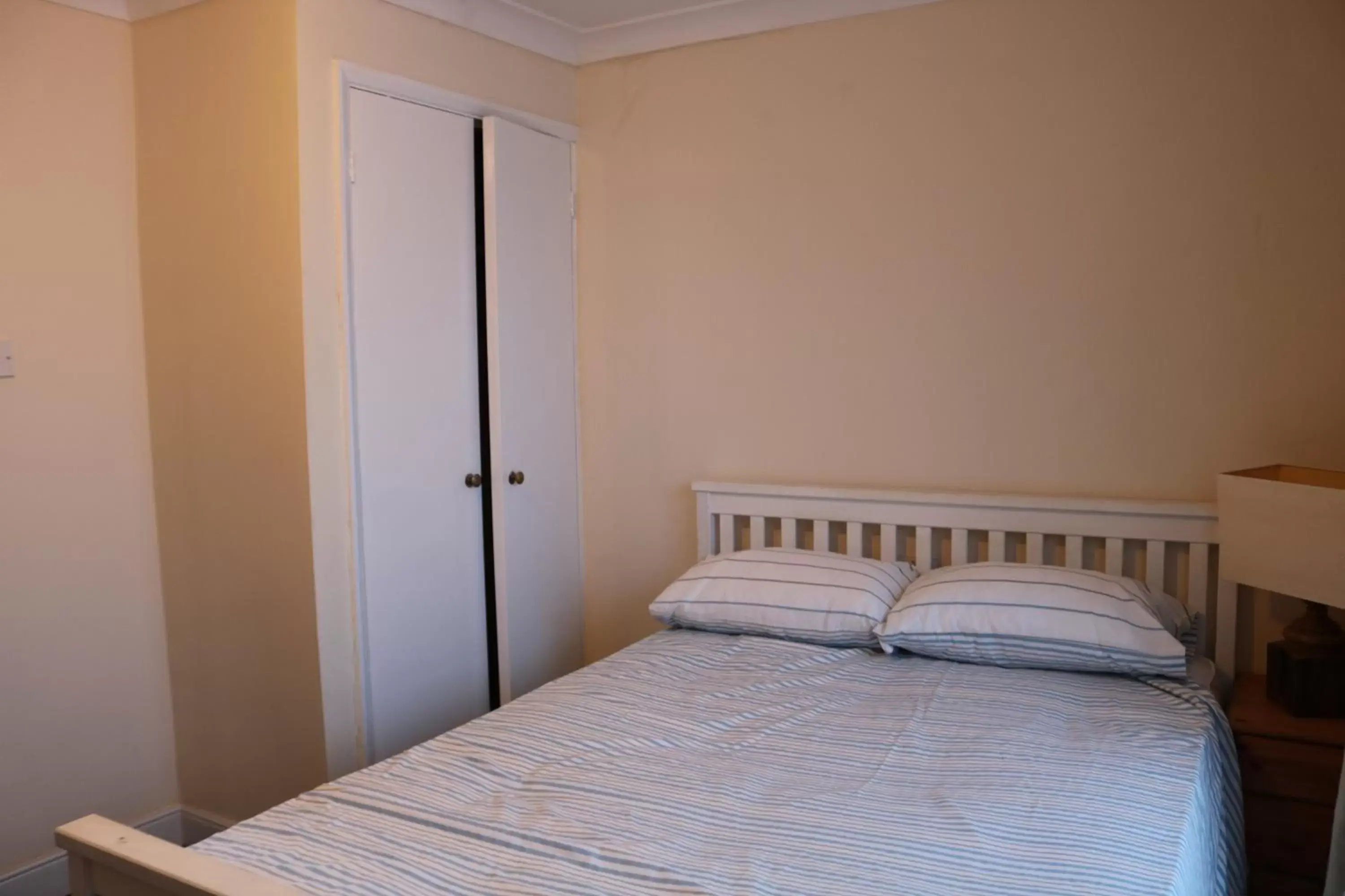 Photo of the whole room, Bed in Lennard House
