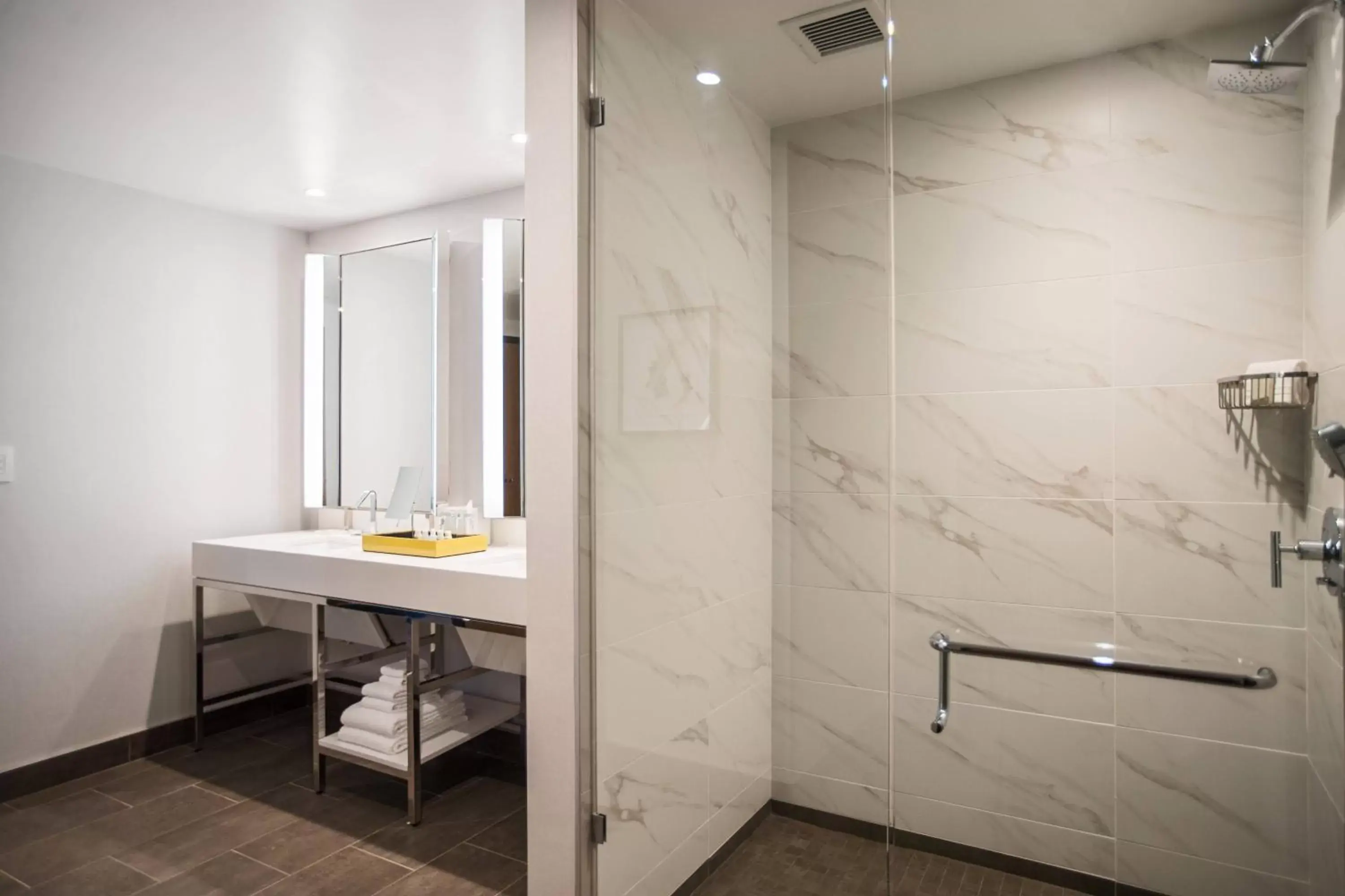 Bathroom in Renaissance Atlanta Airport Gateway Hotel