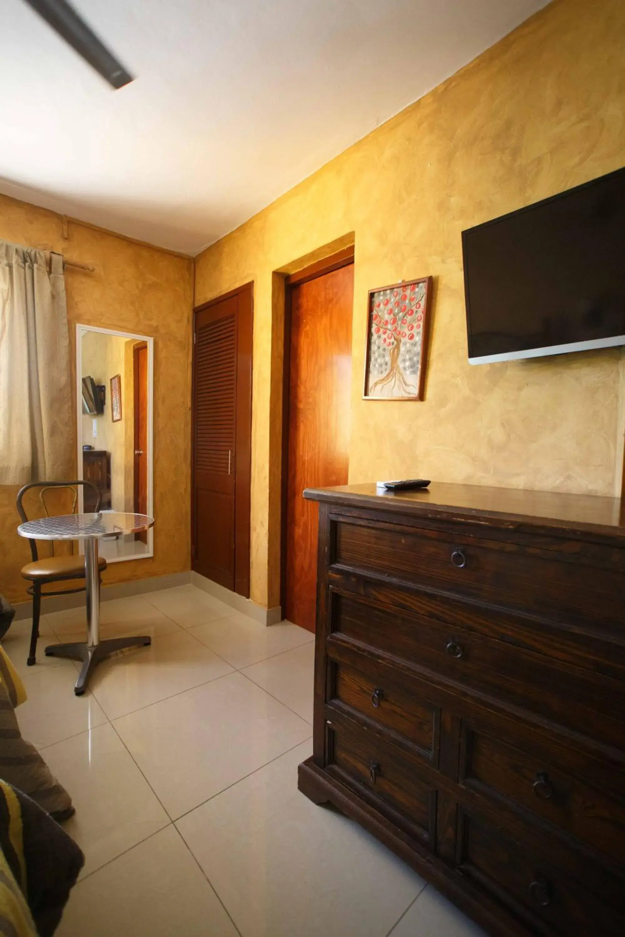 Bedroom, TV/Entertainment Center in Hotel La Casona Real