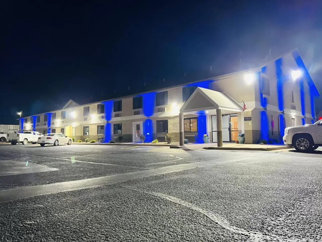 Property building in Super 8 by Wyndham Pratt Property building in Super 8 by Wyndham Pratt