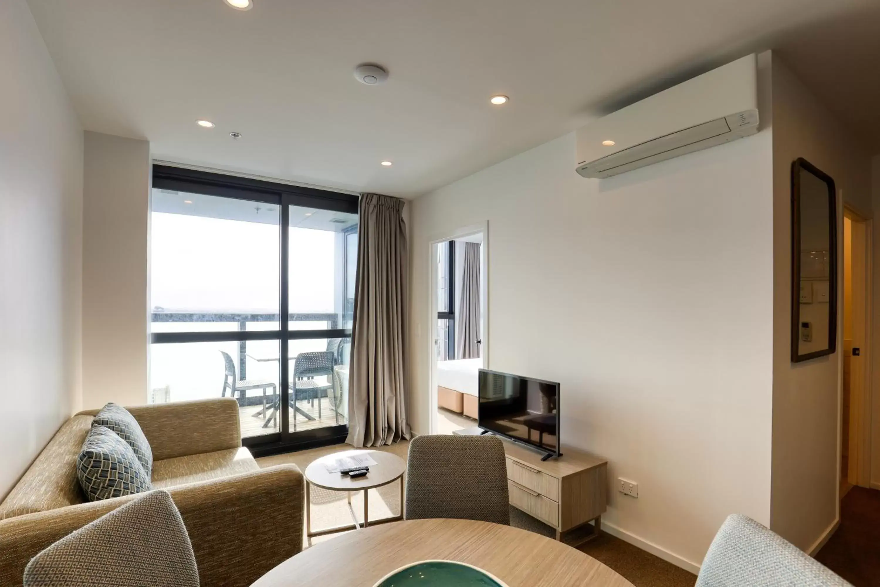 Living room, Seating Area in Ramada Suites Victoria Street West