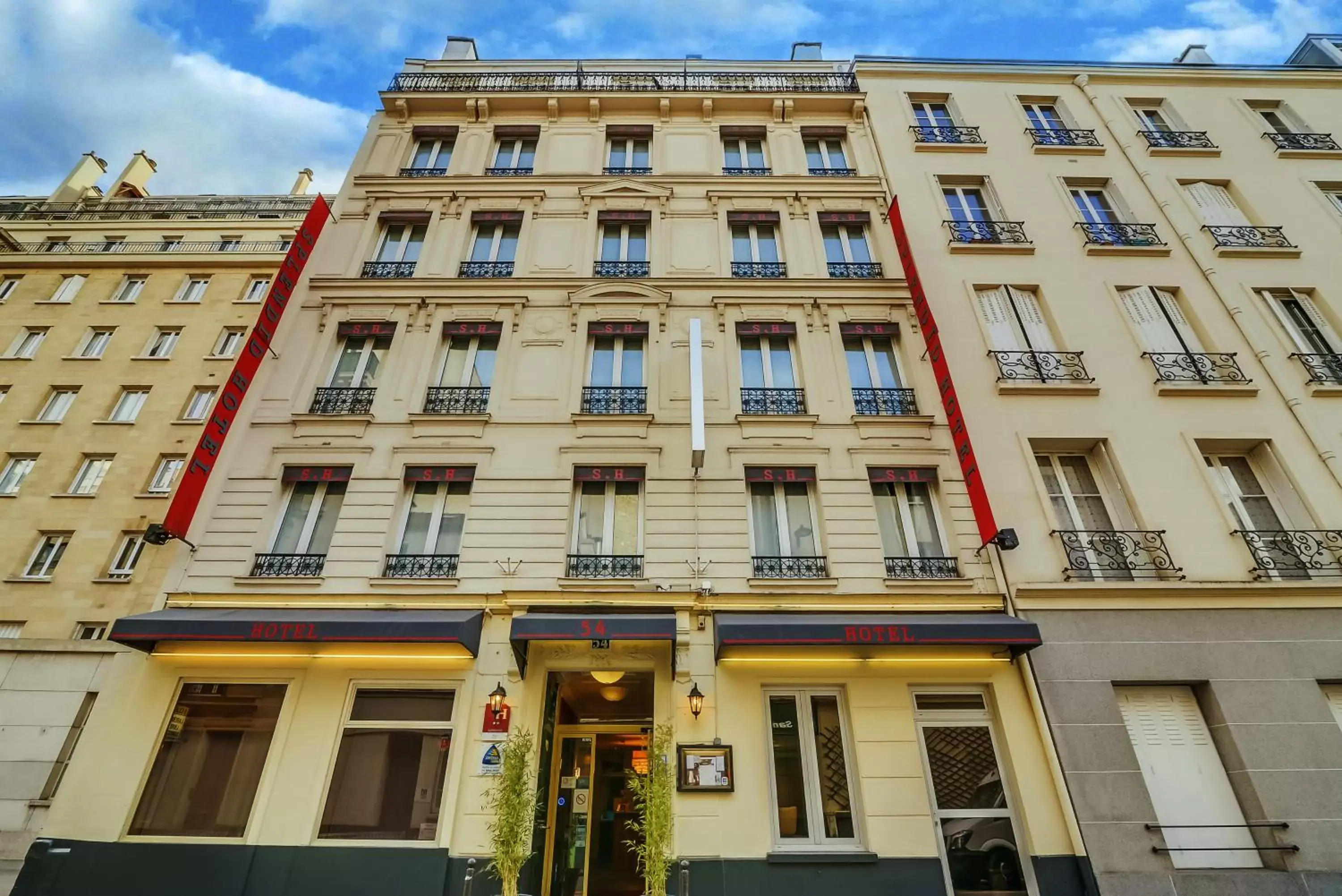 Facade/entrance in Splendid Hôtel Facade/entrance in Splendid Hôtel