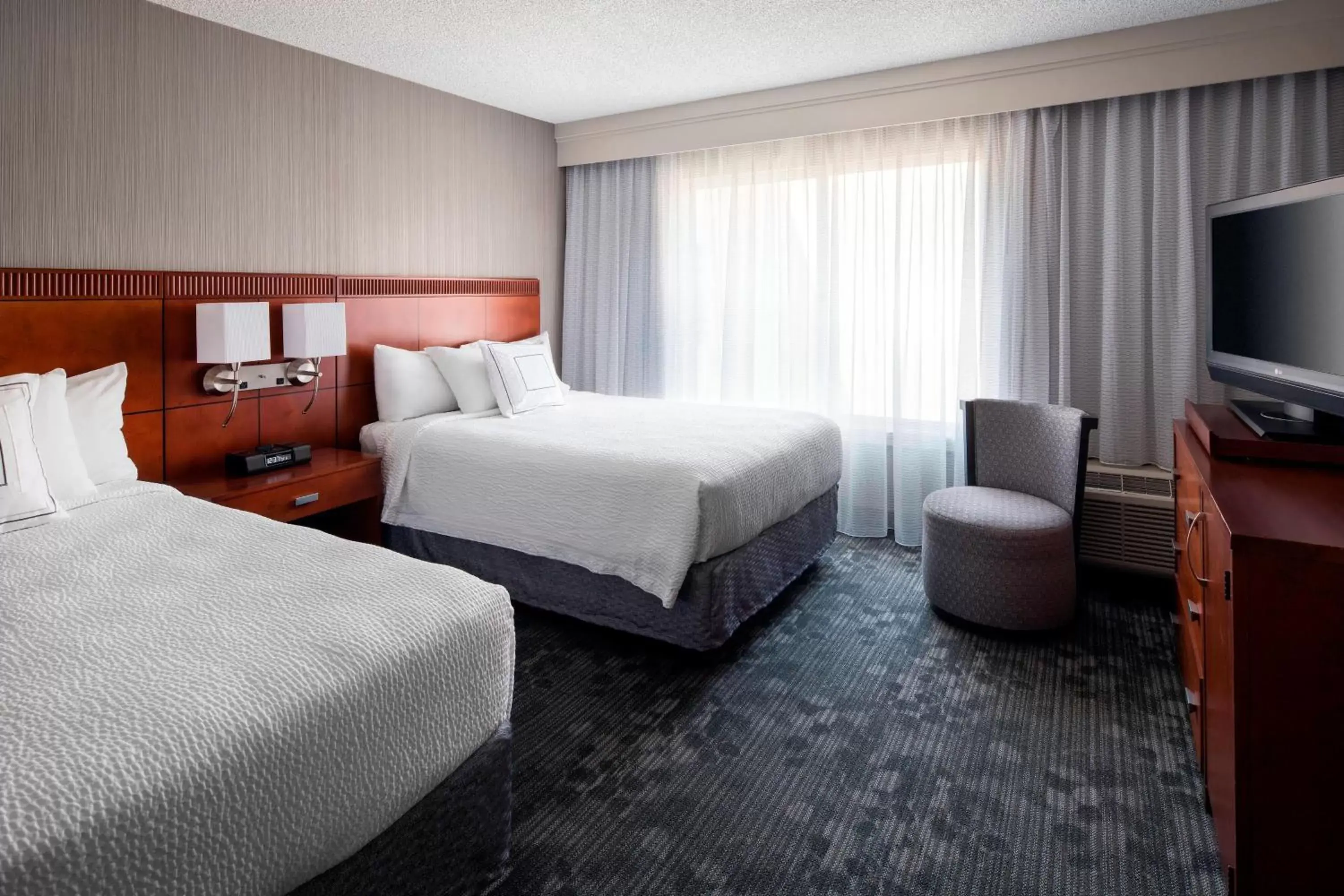 Photo of the whole room, Bed in Courtyard by Marriott San Mateo Foster City