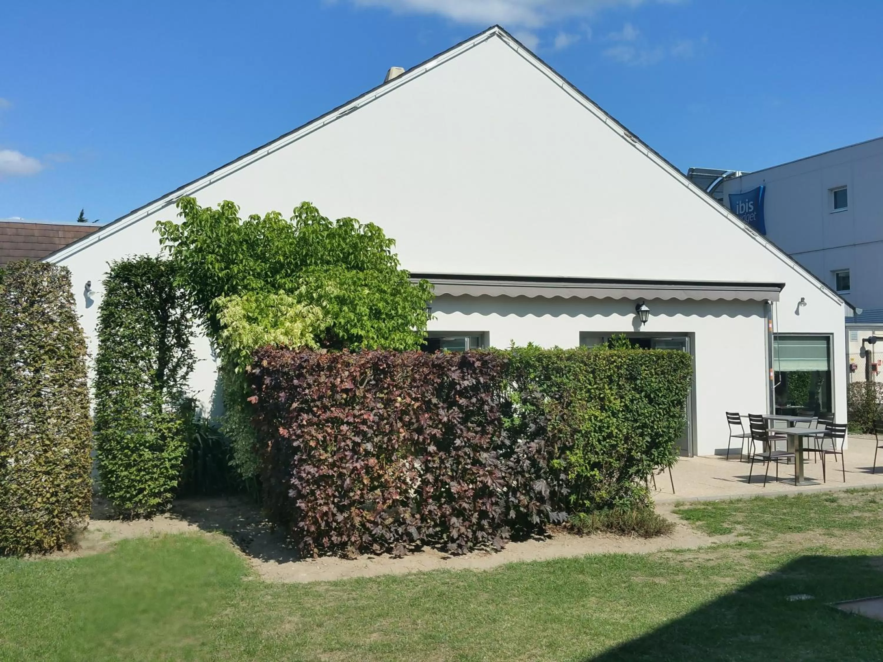 Garden in Hôtel Campanile Orléans Nord - Saran