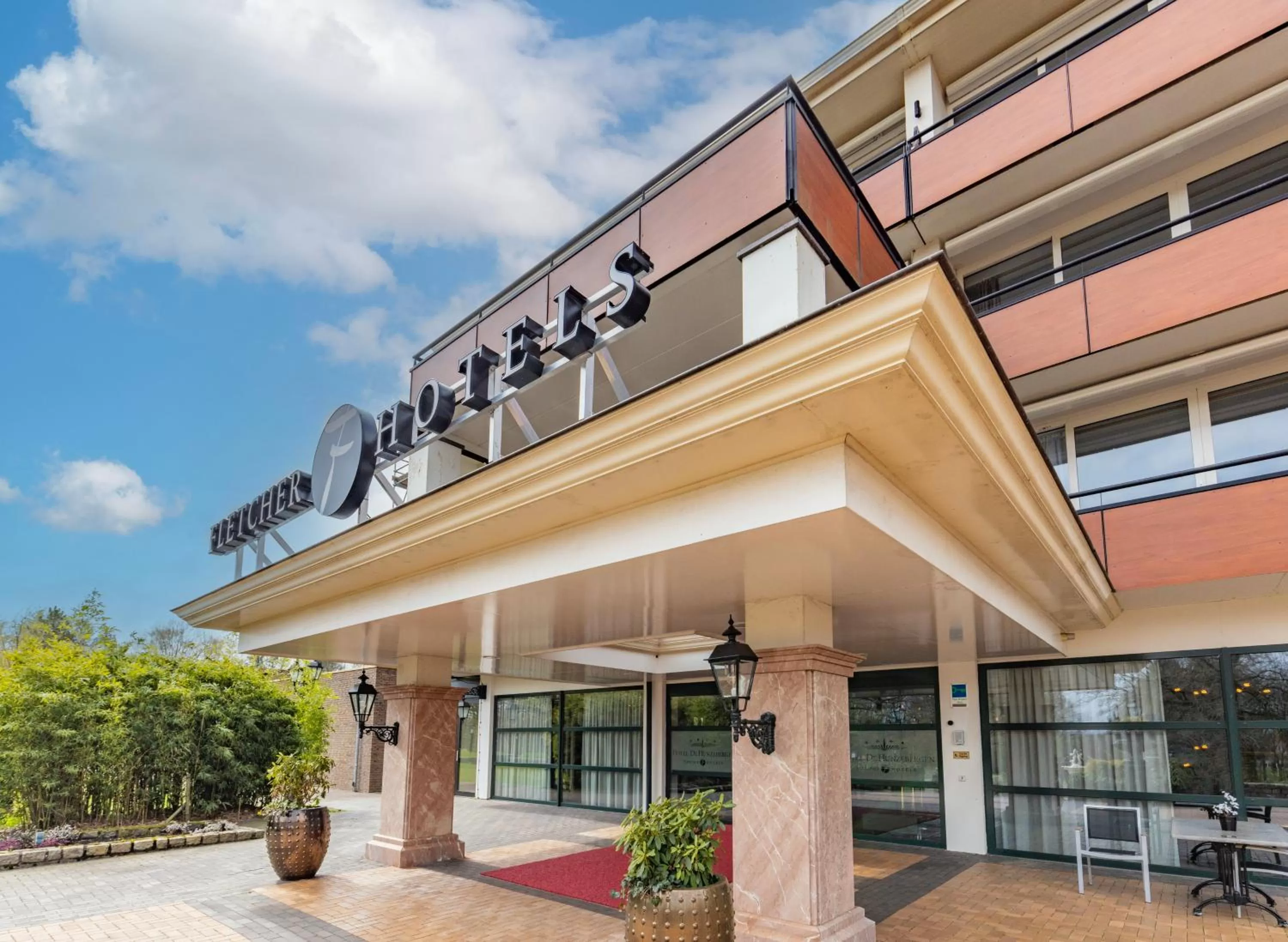 Property building in Fletcher Familiehotel De Hunzebergen