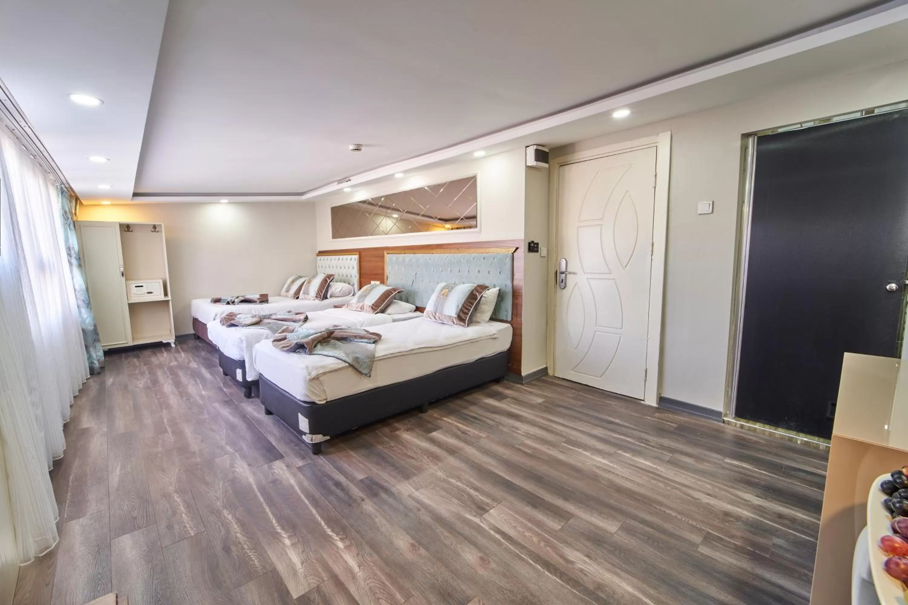 Photo of the whole room, Bed in Istanbul Sirkeci Hotel