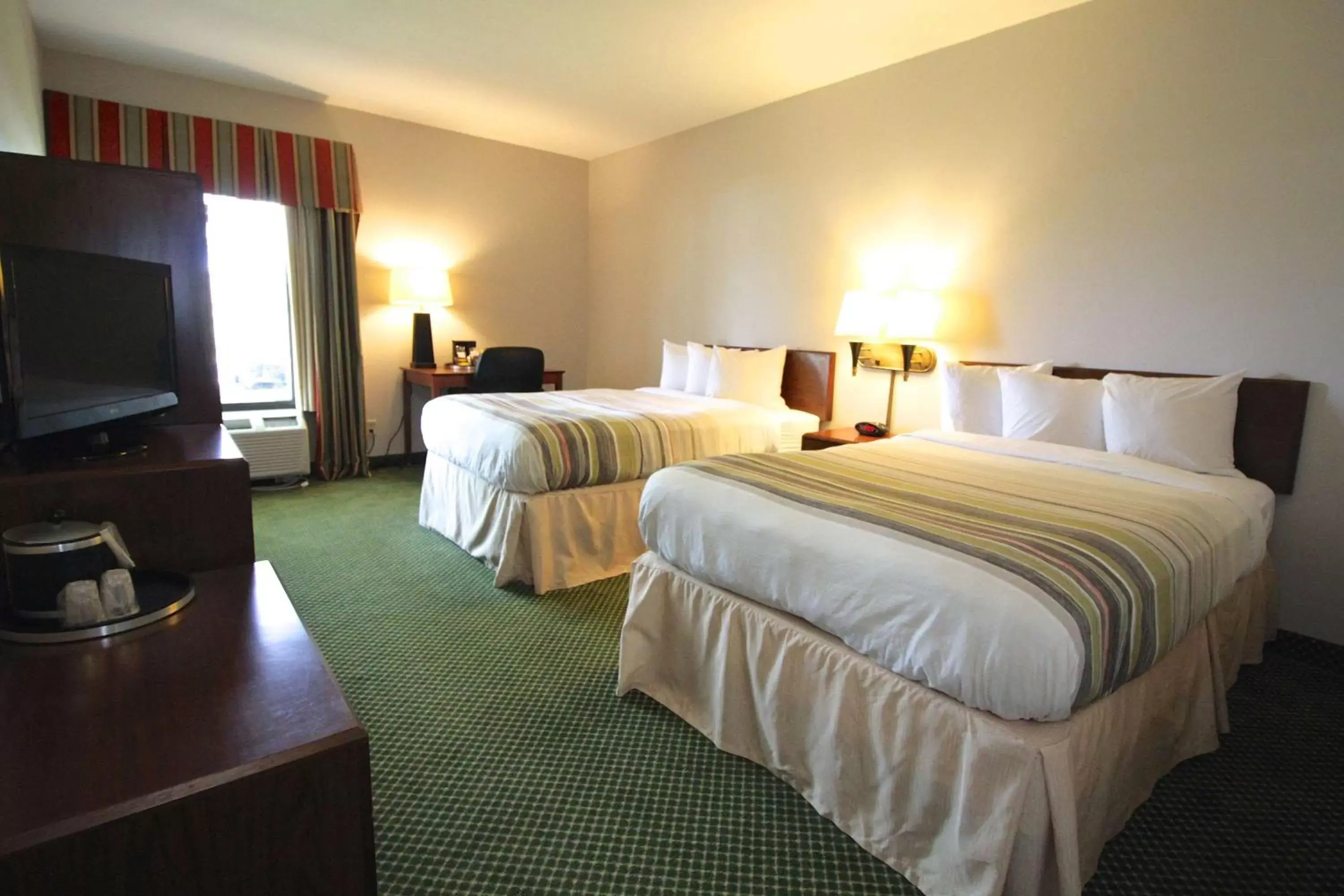 Photo of the whole room, Bed in Country Inn & Suites by Radisson, Sandusky South, OH