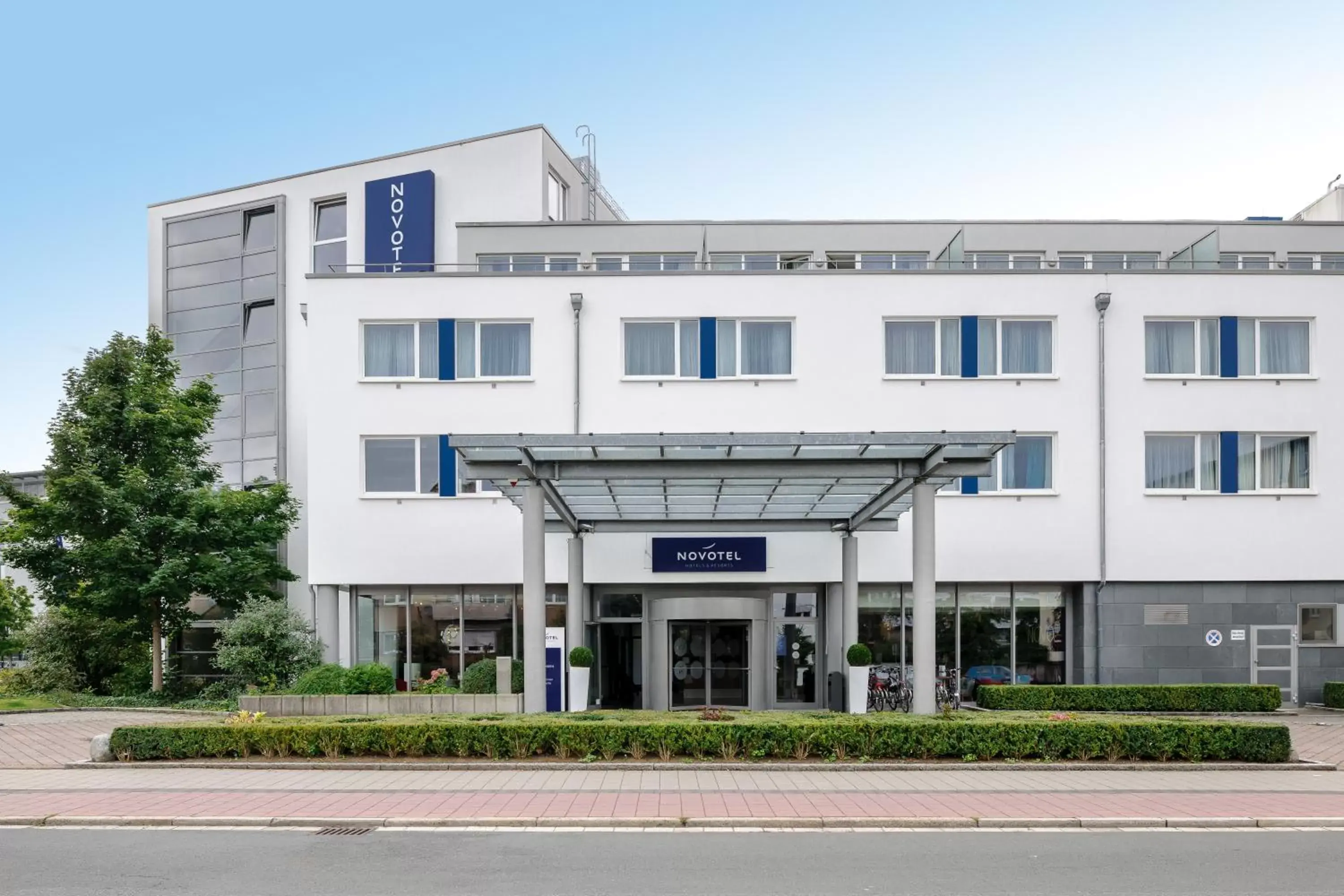 Facade/entrance, Property Building in Novotel Erlangen