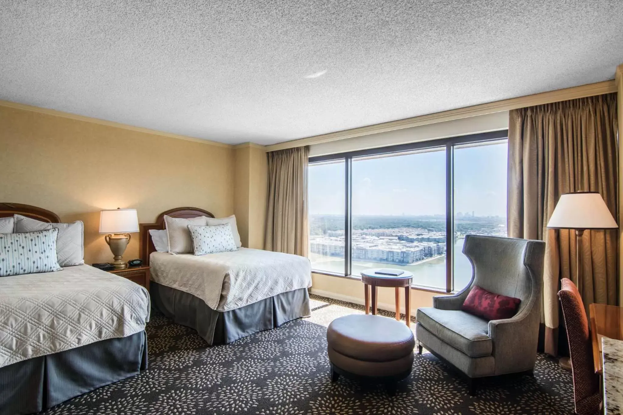 Photo of the whole room in Omni Las Colinas Hotel