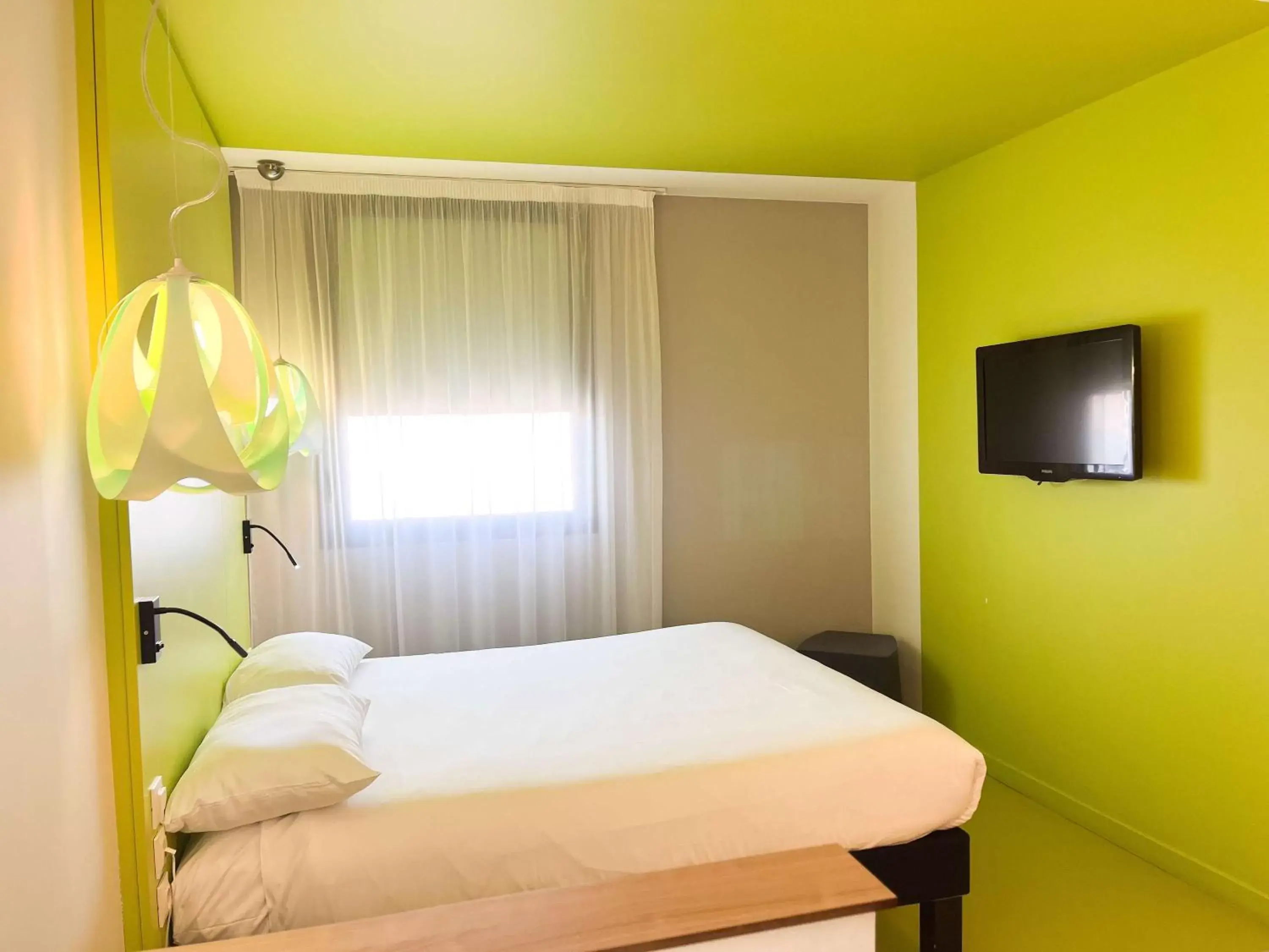 Bedroom, Bed in ibis Styles Nimes Gare Centre