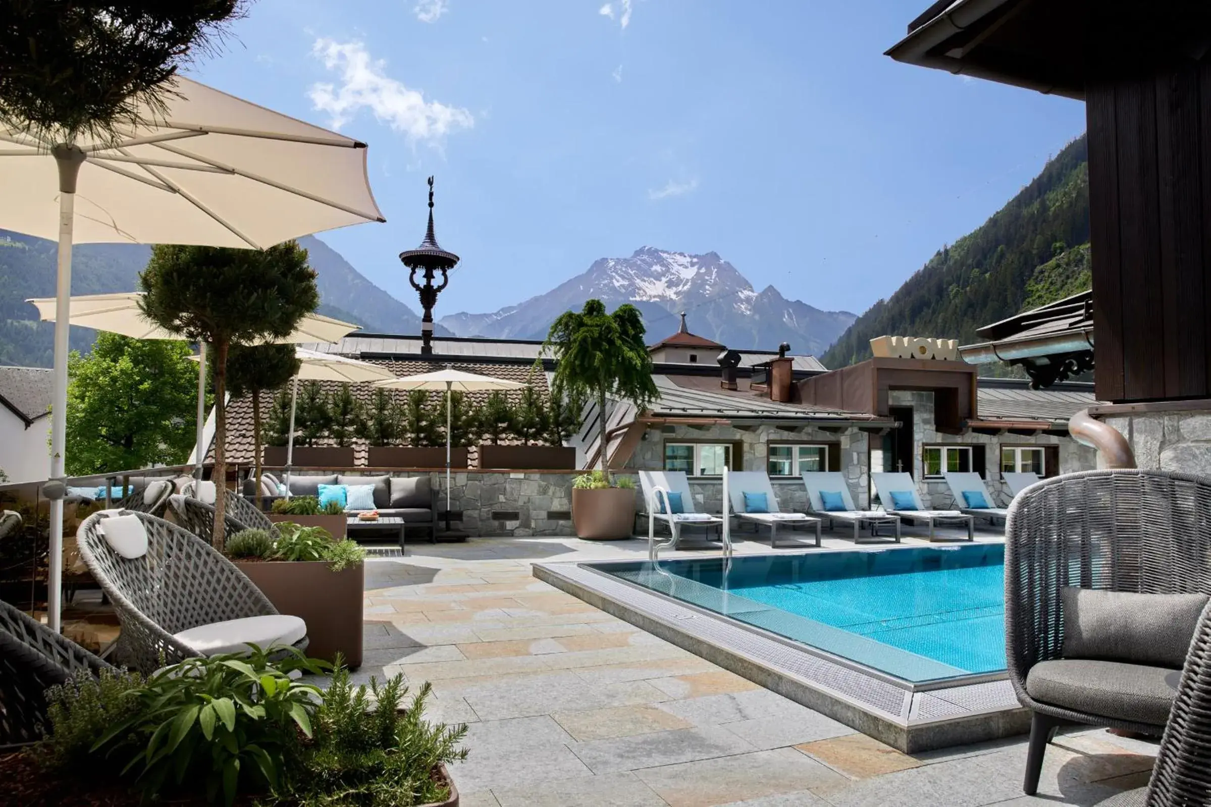 Garden, Swimming Pool in Hotel Neue Post