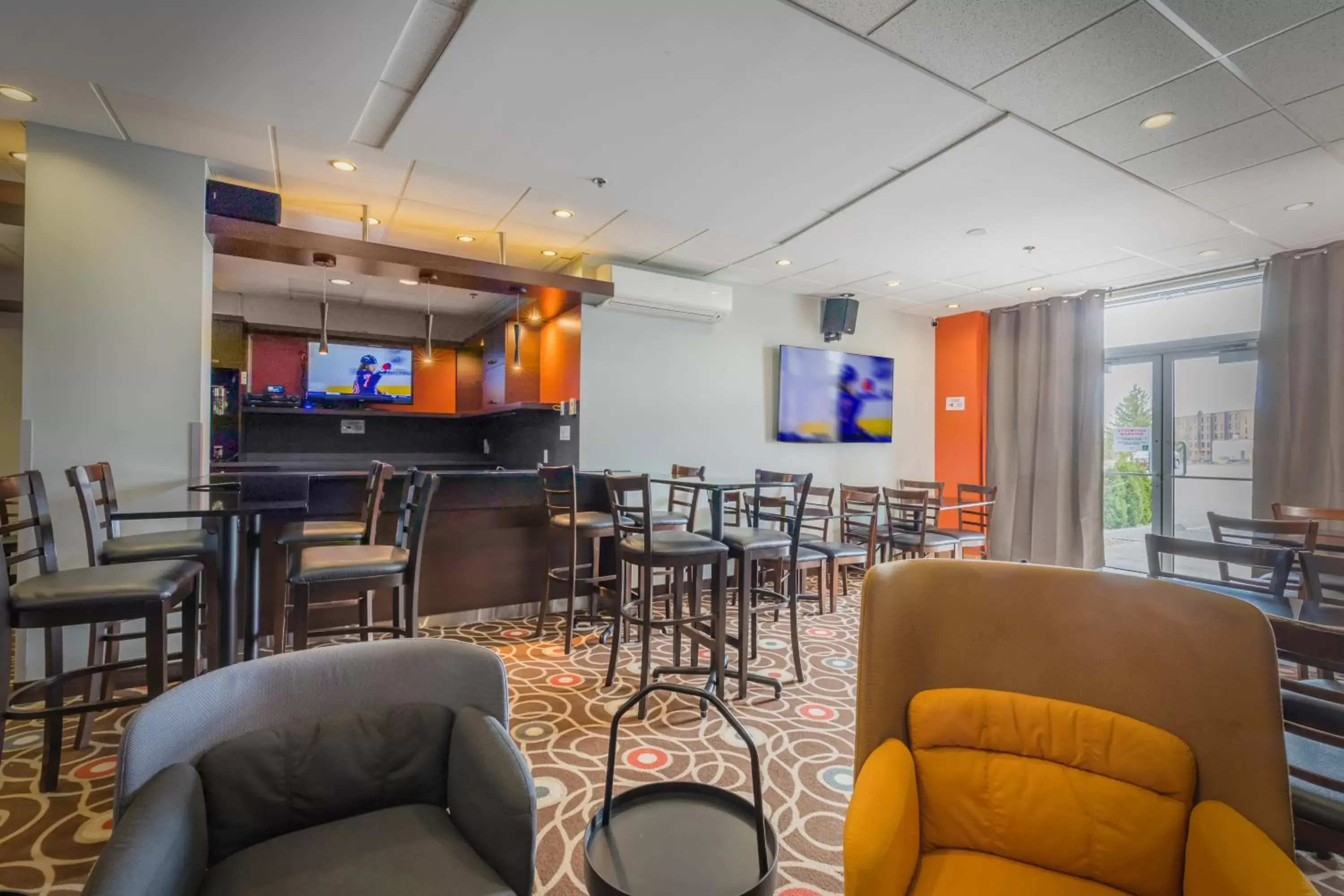 Seating area, Lounge/Bar in Quality Inn & Suites Victoriaville