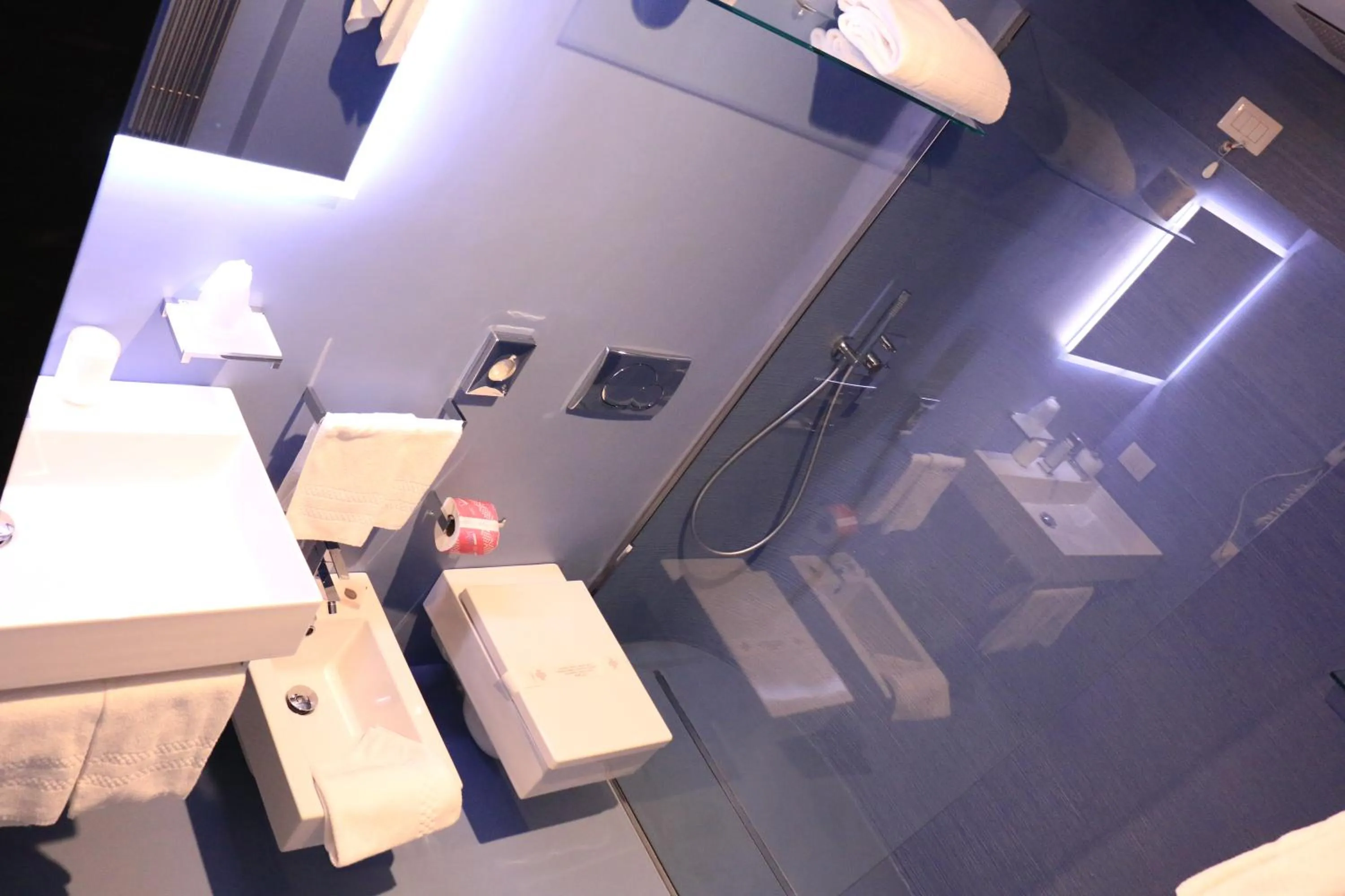 Toilet in Albergo Del Sedile