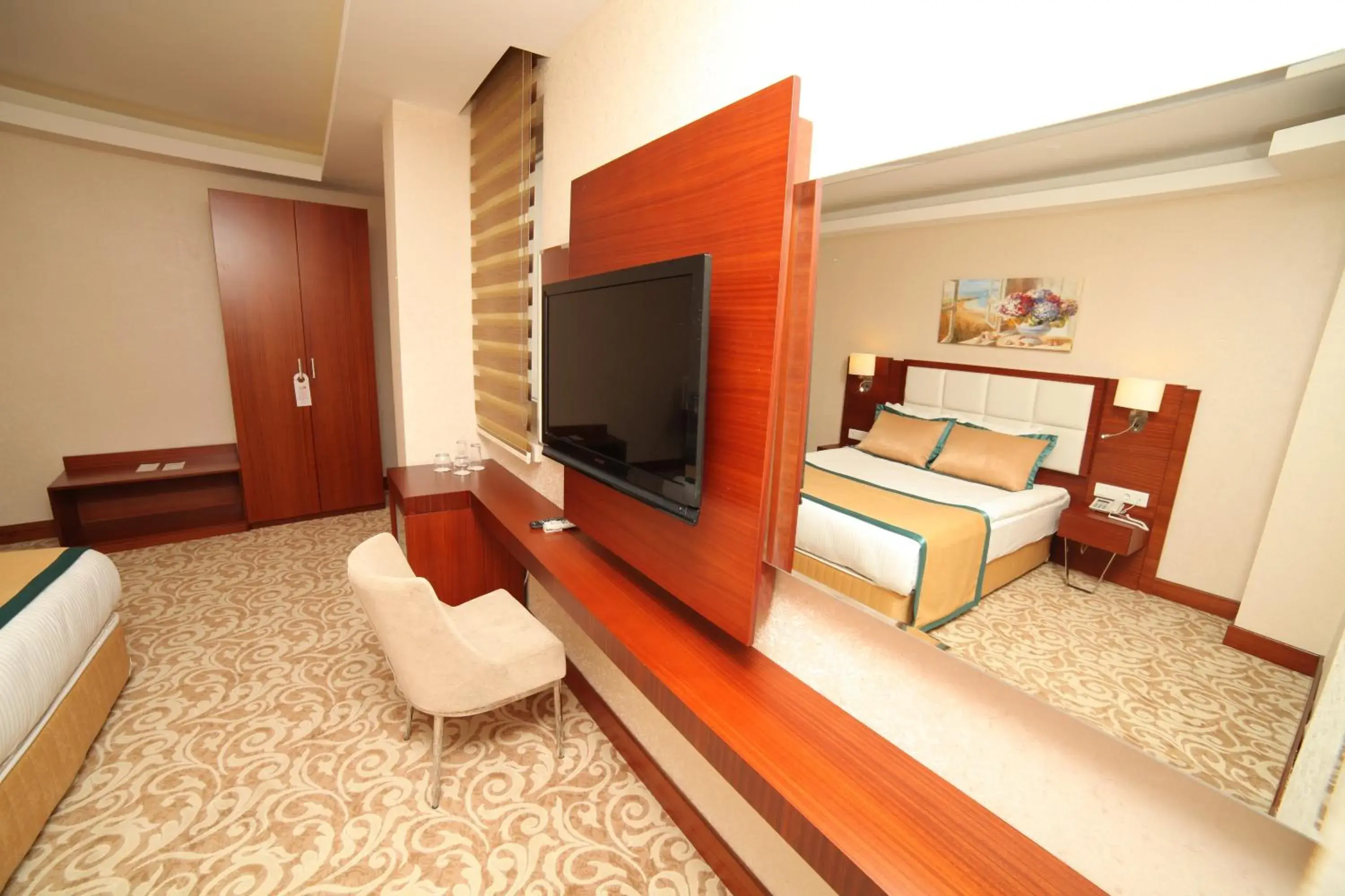 Bed, TV/Entertainment Center in Asrin Business Hotel K?z?lay