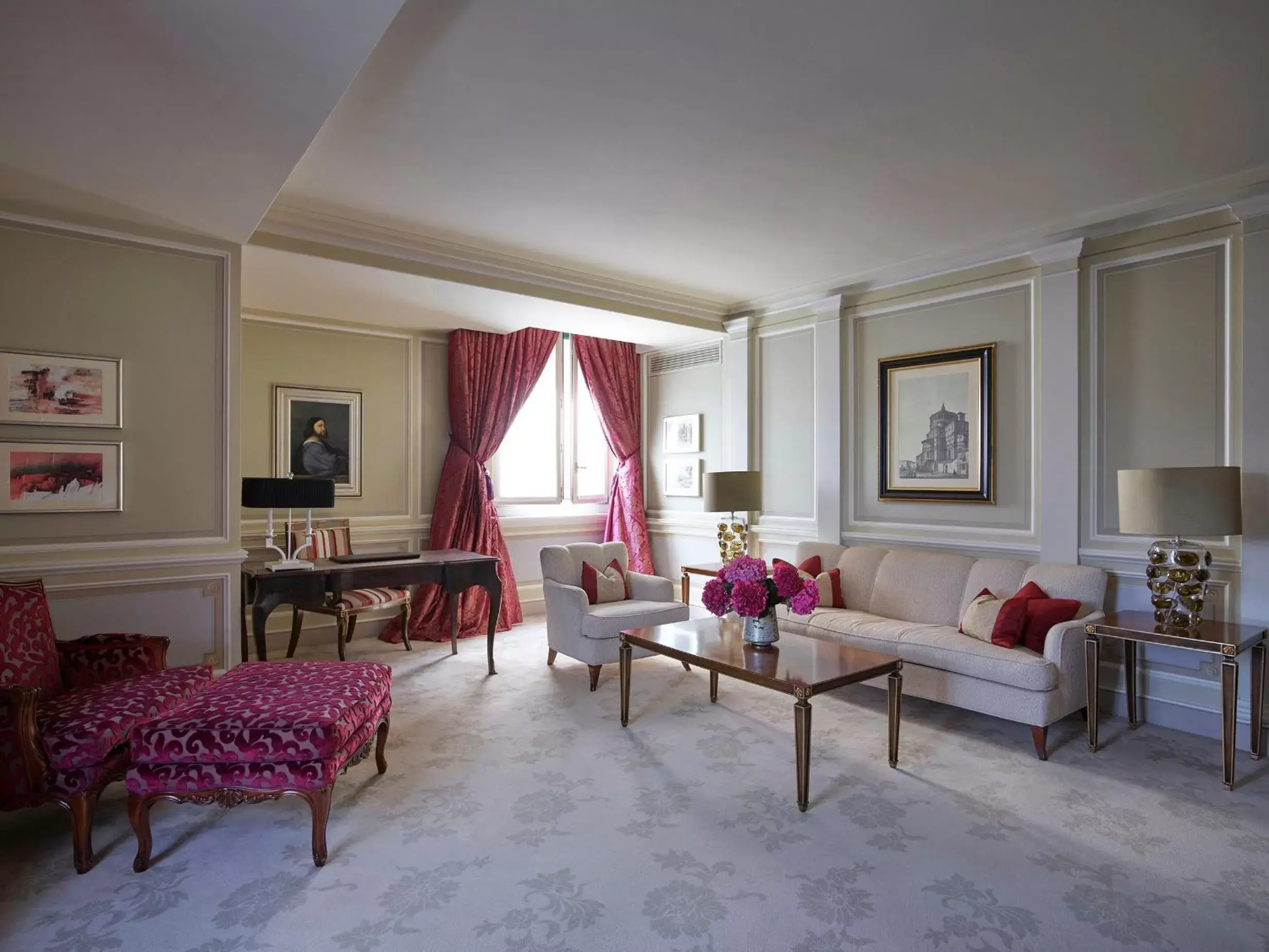 Living room, Seating Area in Hotel Principe Di Savoia - Dorchester Collection