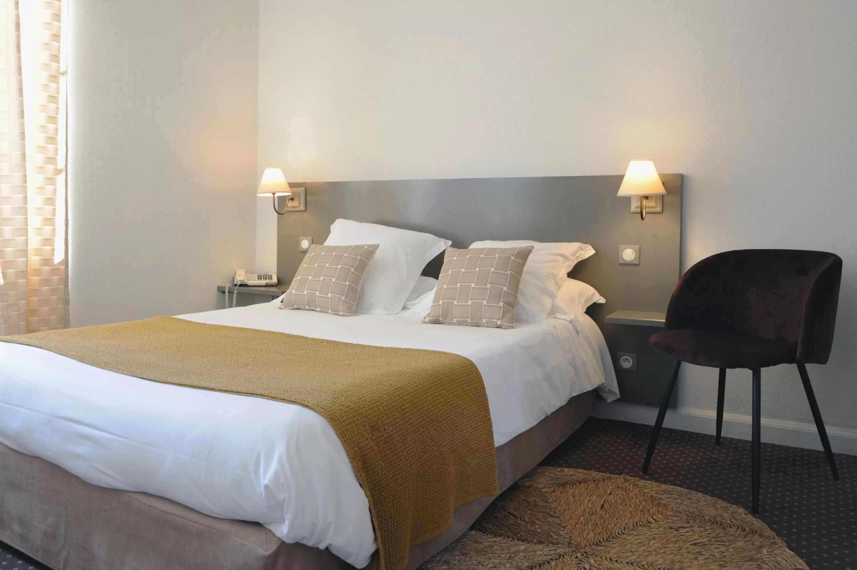 Photo of the whole room, Bed in Logis Hôtel du Chêne