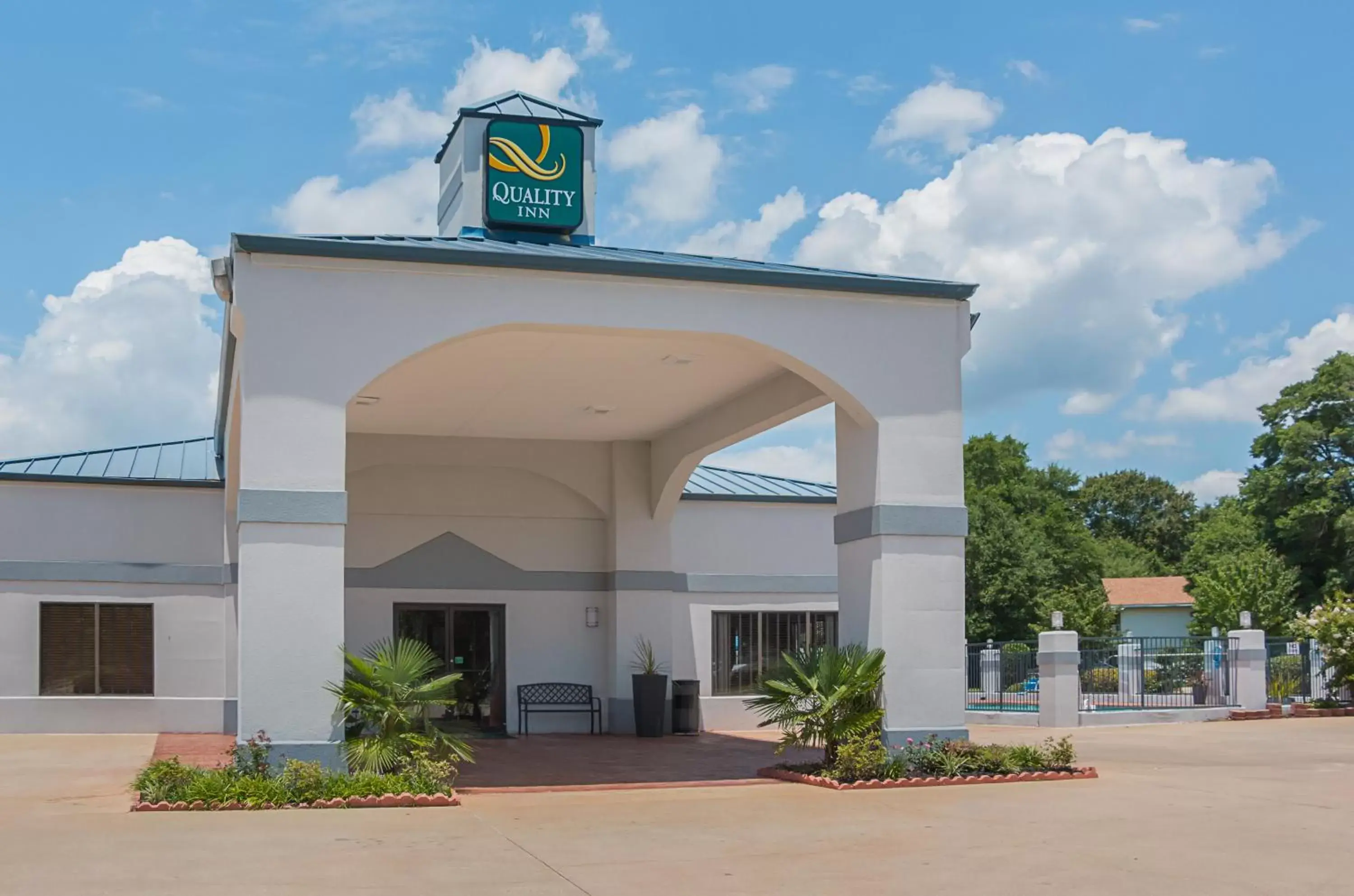 View (from property/room), Facade/Entrance in Quality Inn Carthage