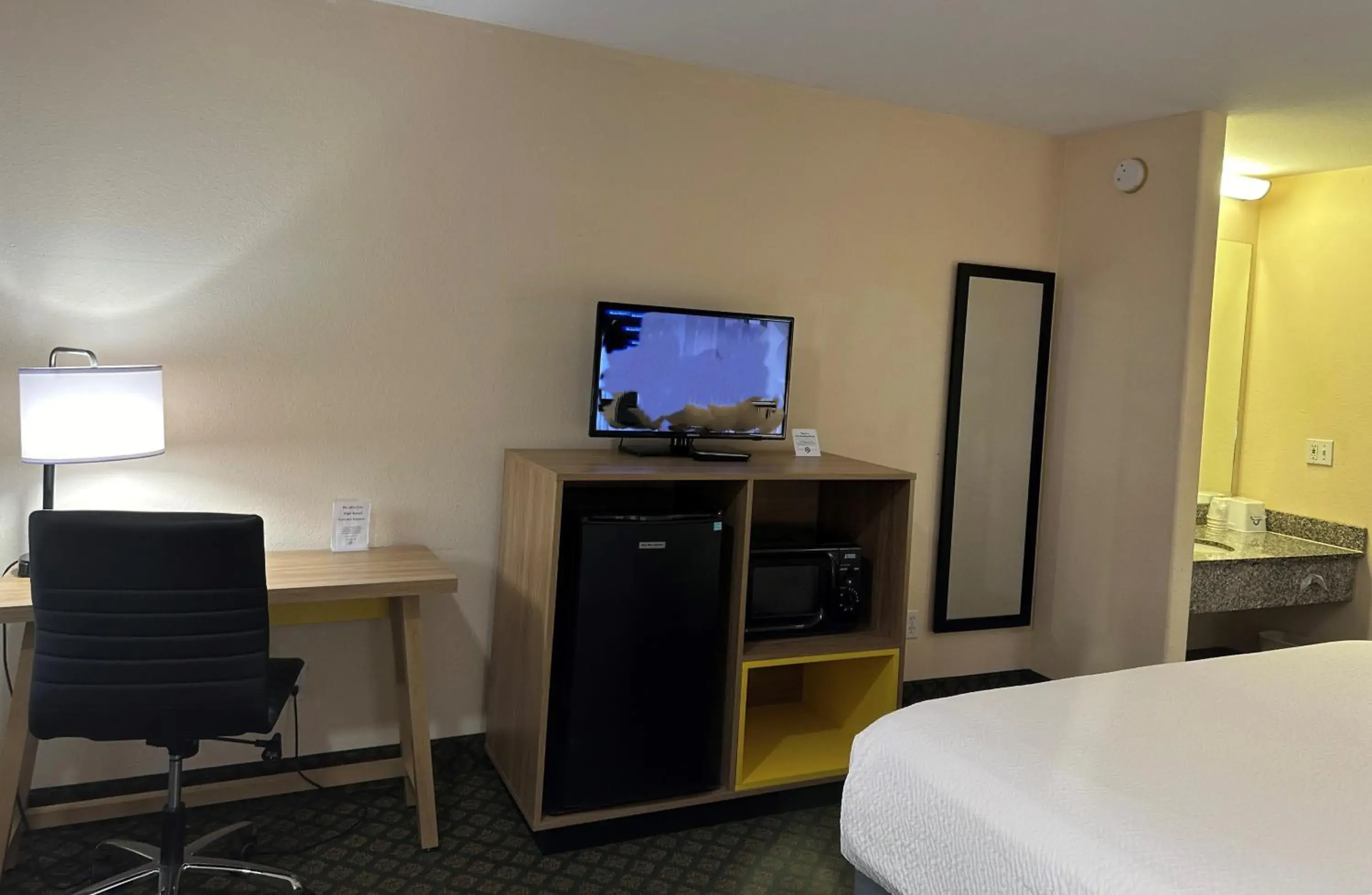 Bedroom, TV/Entertainment Center in Days Inn & Suites by Wyndham Eunice