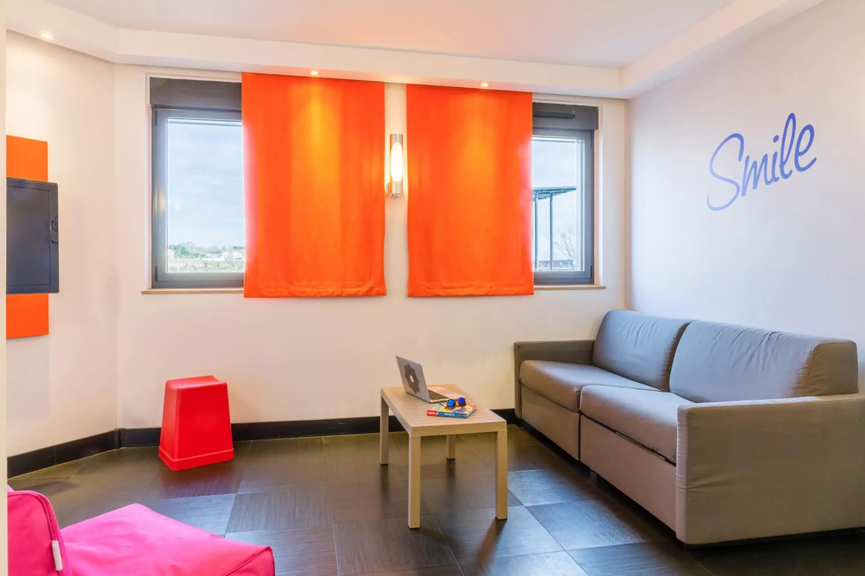 Living room, Seating Area in ibis Styles Romans-Valence Gare TGV