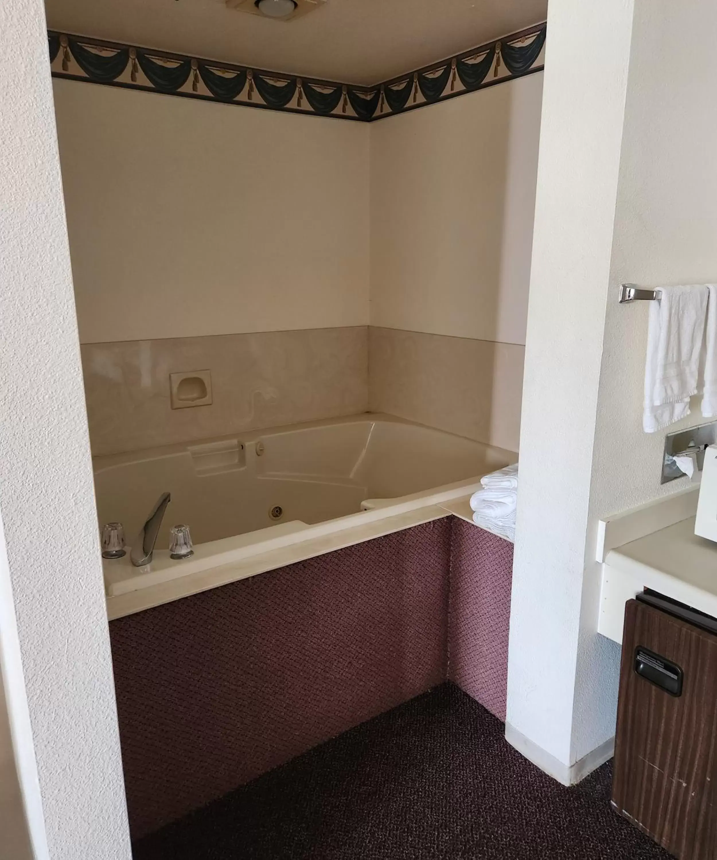 Hot Tub, Bathroom in Bayview Inn