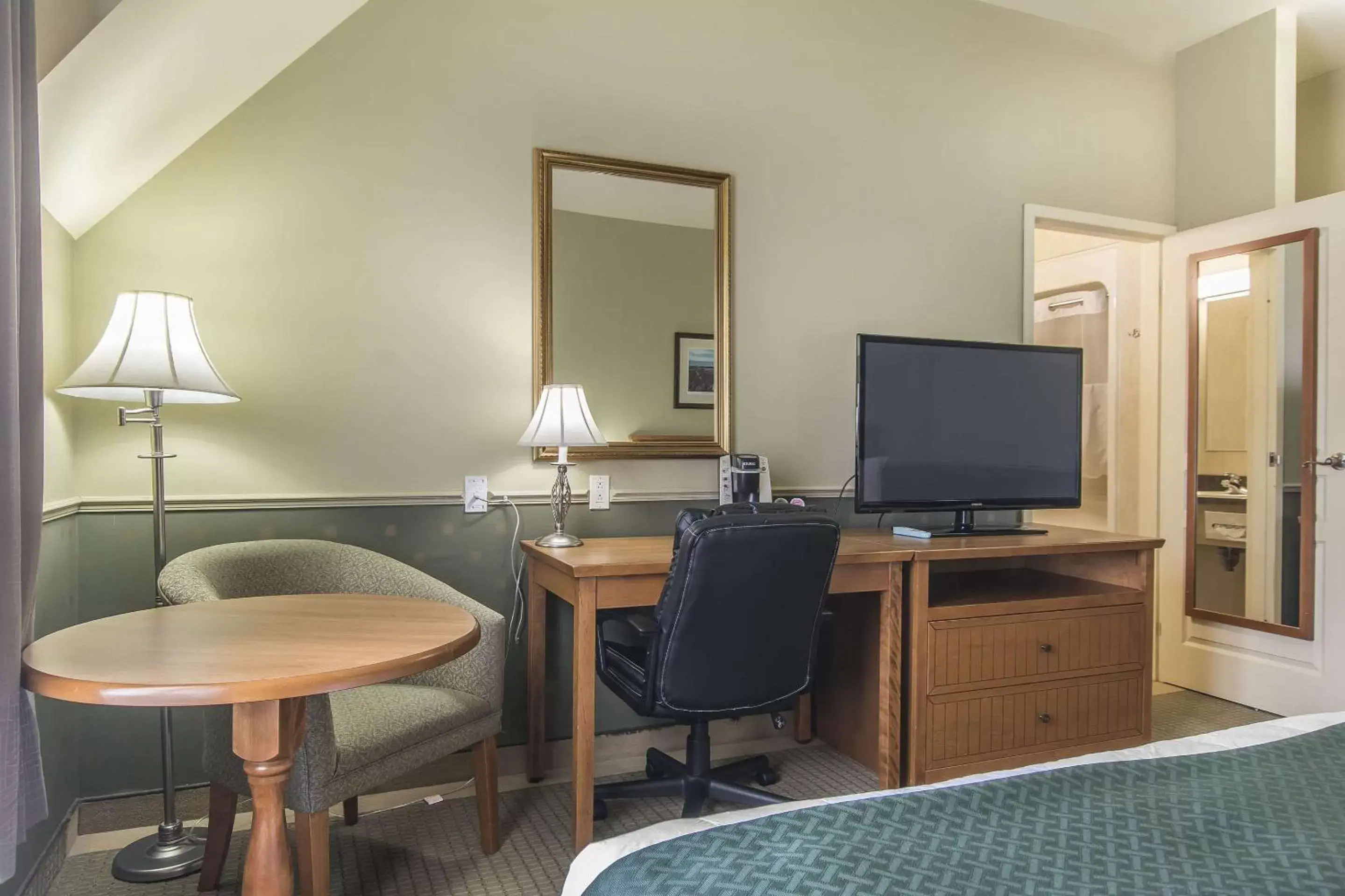 Photo of the whole room, TV/Entertainment Center in Quality Inn Riviere-Du-Loup