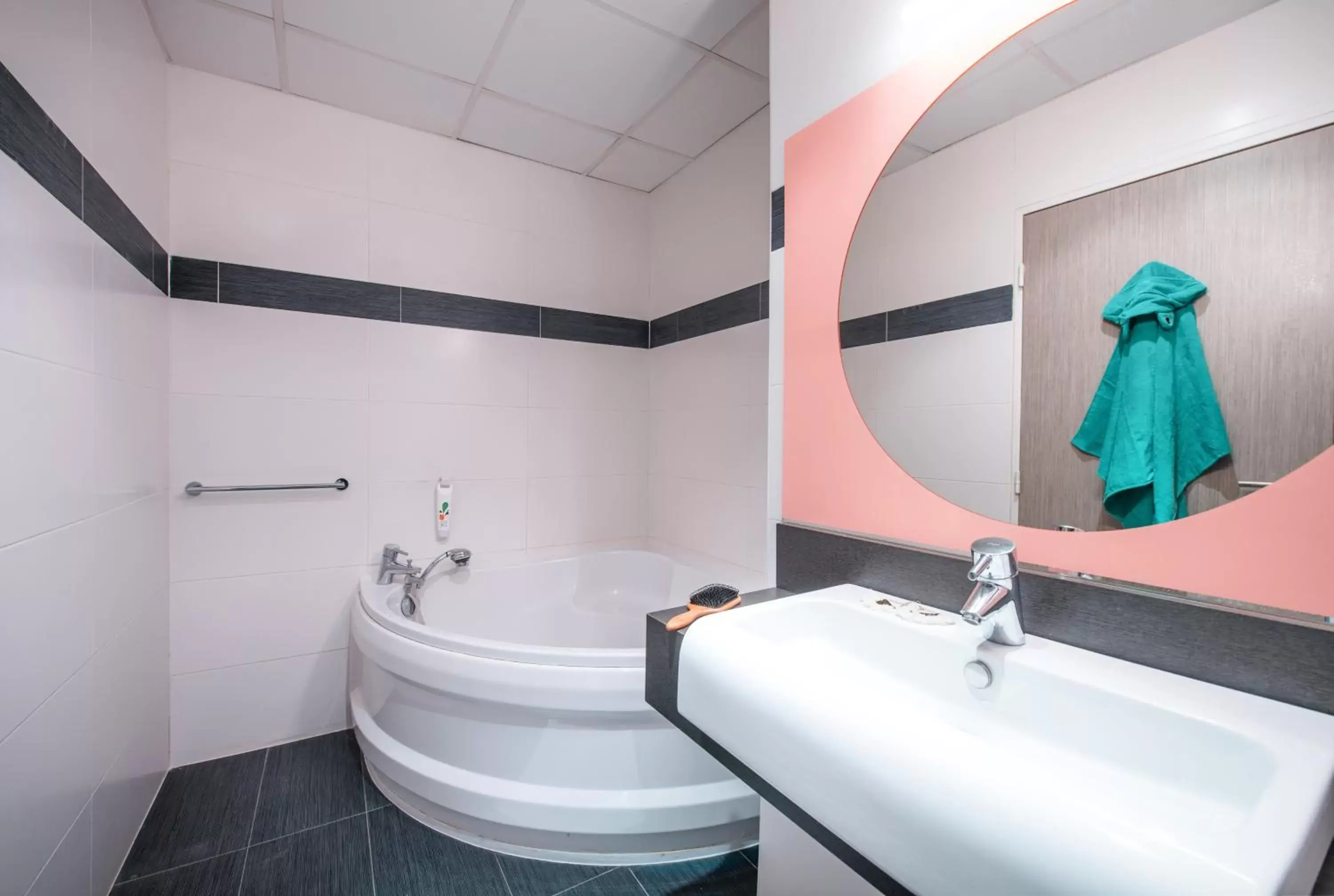 Bathroom in ibis Styles Marseille Plan de Campagne