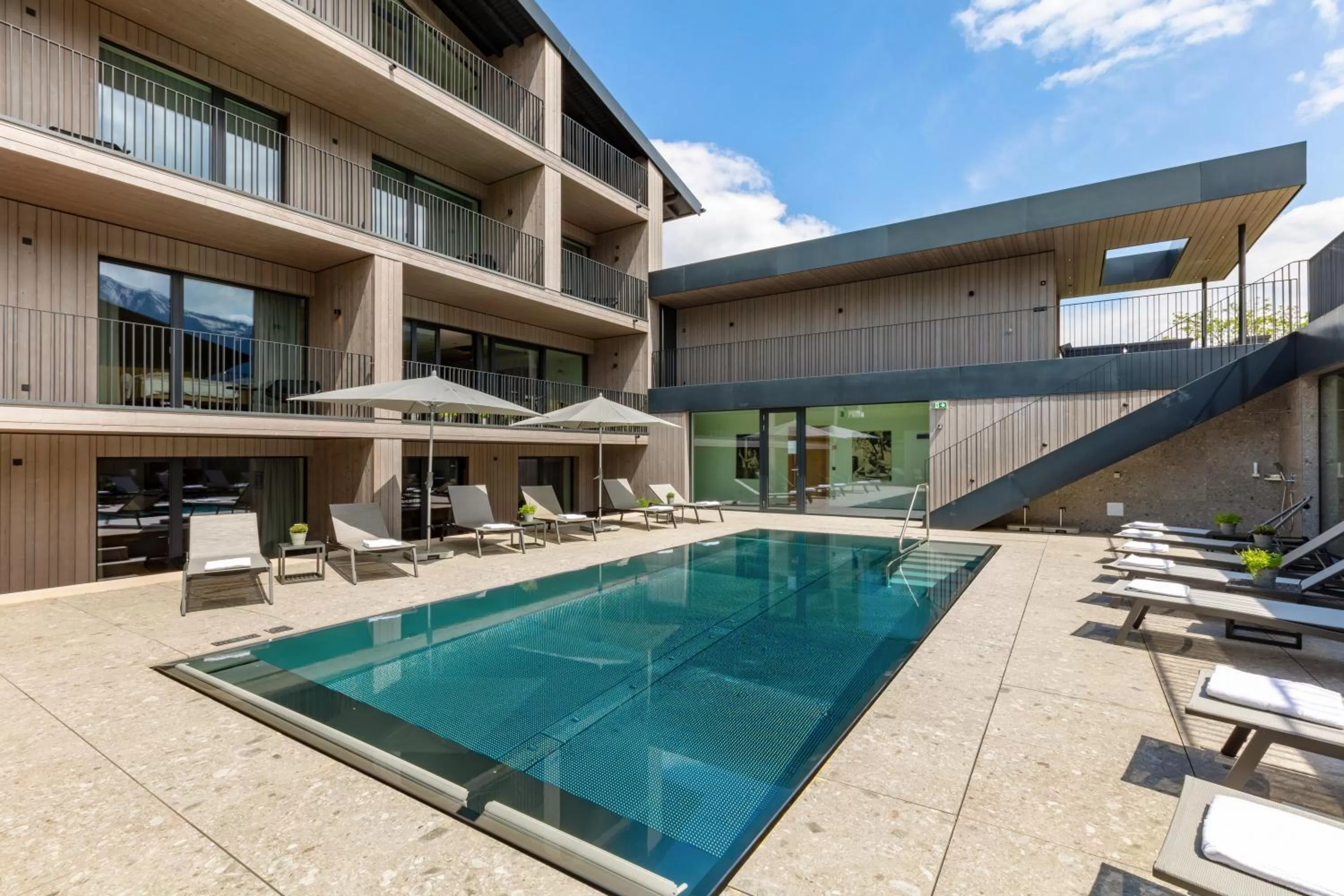 Swimming pool in Emma Deluxe Aparthotel direkt beim Skibus