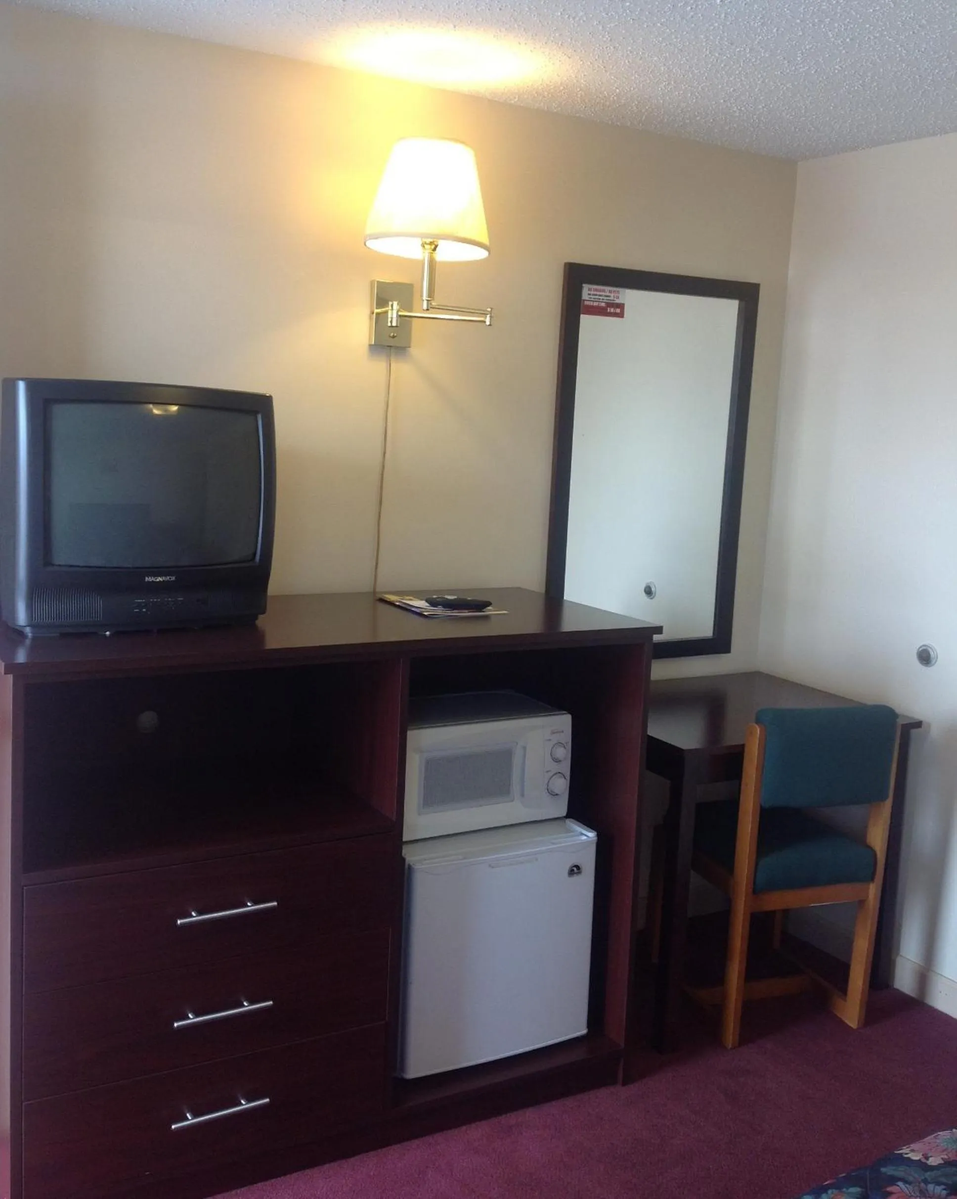 Bedroom in Swiss Cottage Inn