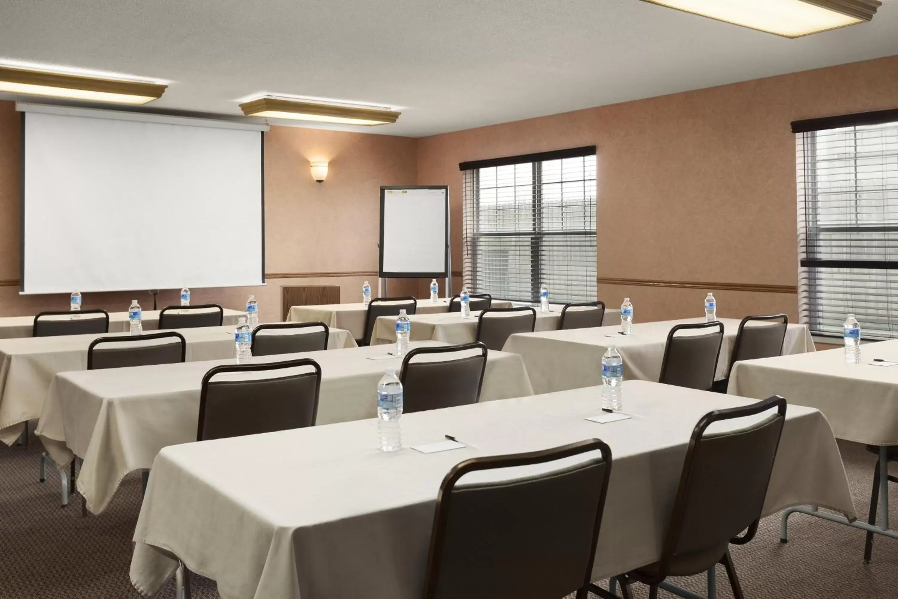 Meeting/conference room in Country Inn & Suites by Radisson, Fort Dodge, IA