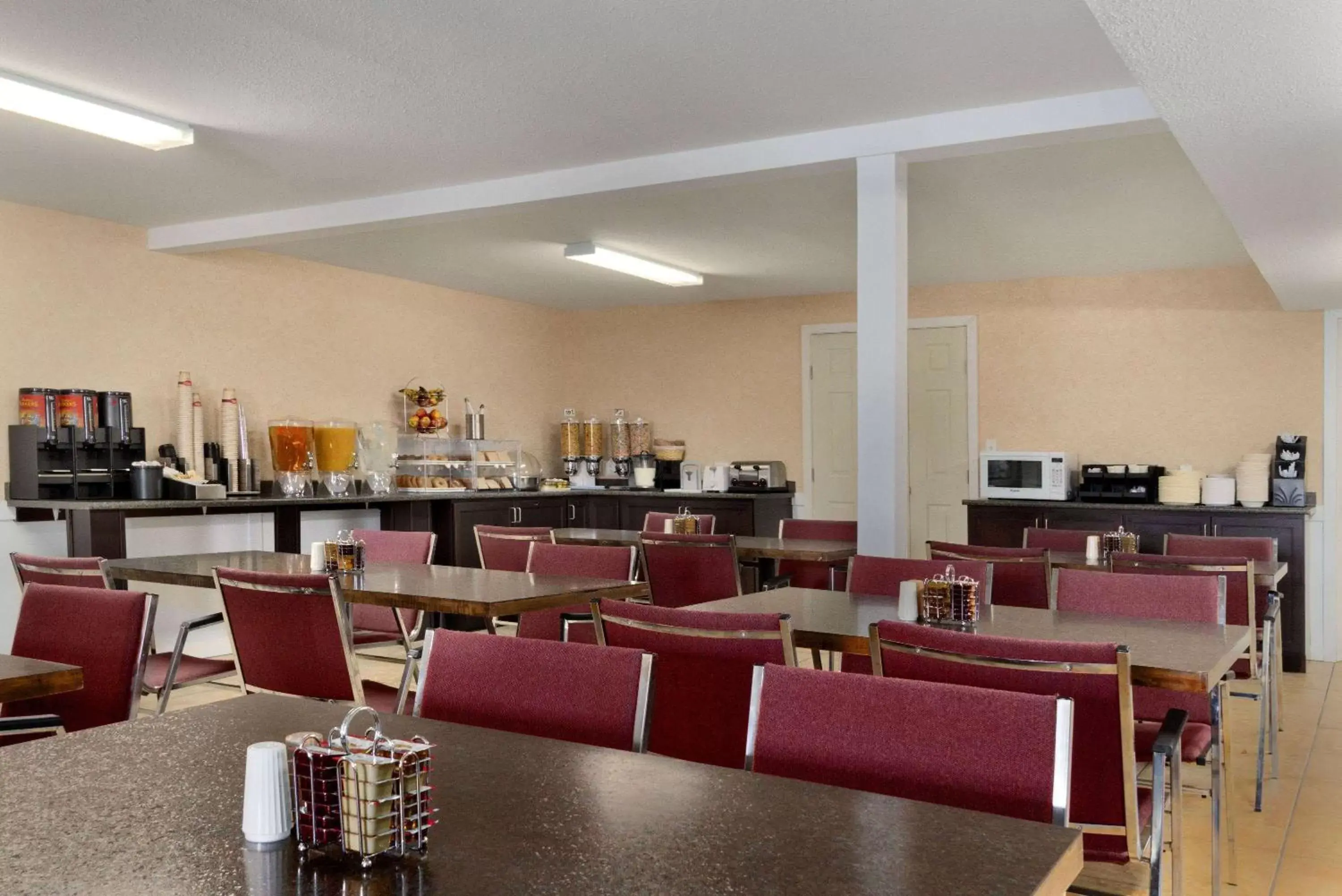 Restaurant/Places to Eat in Travelodge by Wyndham Kamloops Mountview