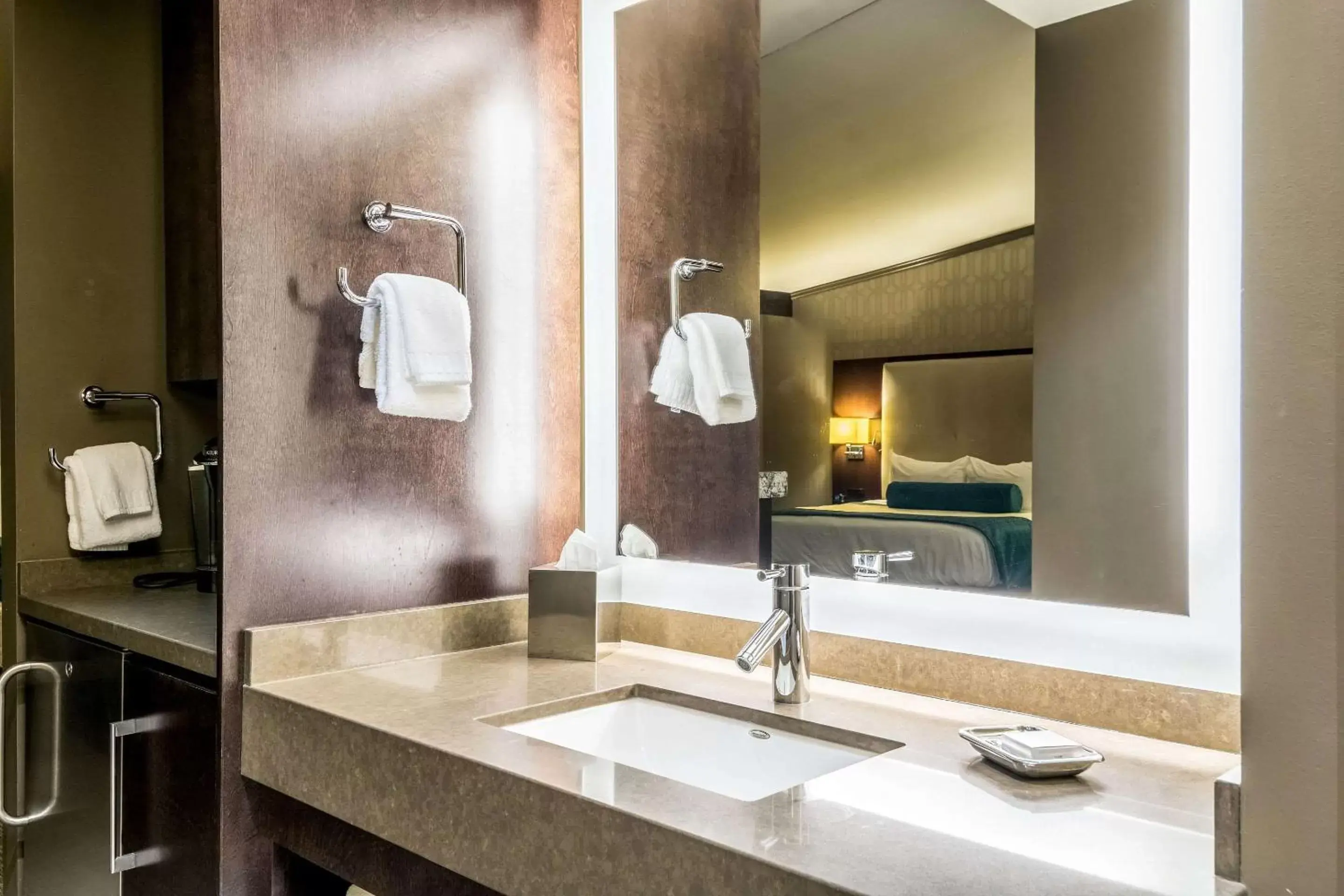 Bedroom, Bathroom in Oasis Hotel & Conv. Center, Ascend Hotel Collection