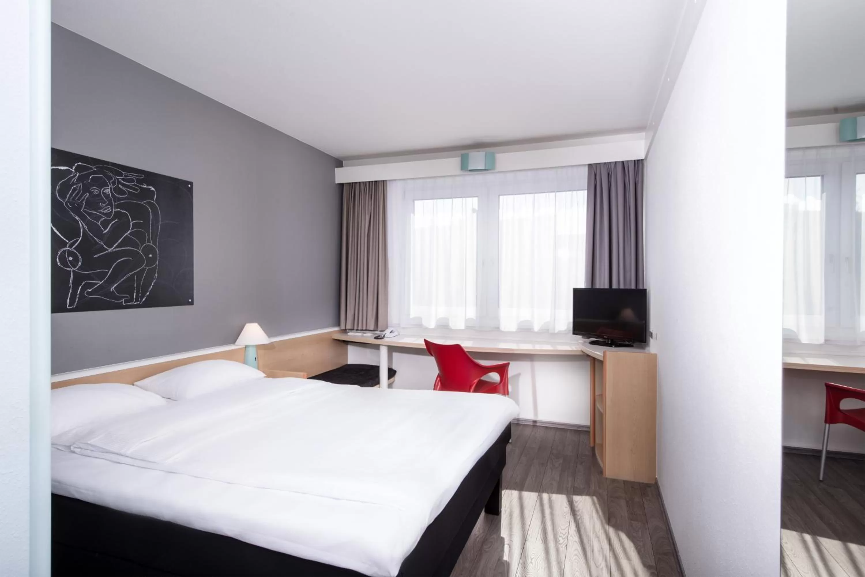 Photo of the whole room, Bed in ibis Berlin City Nord