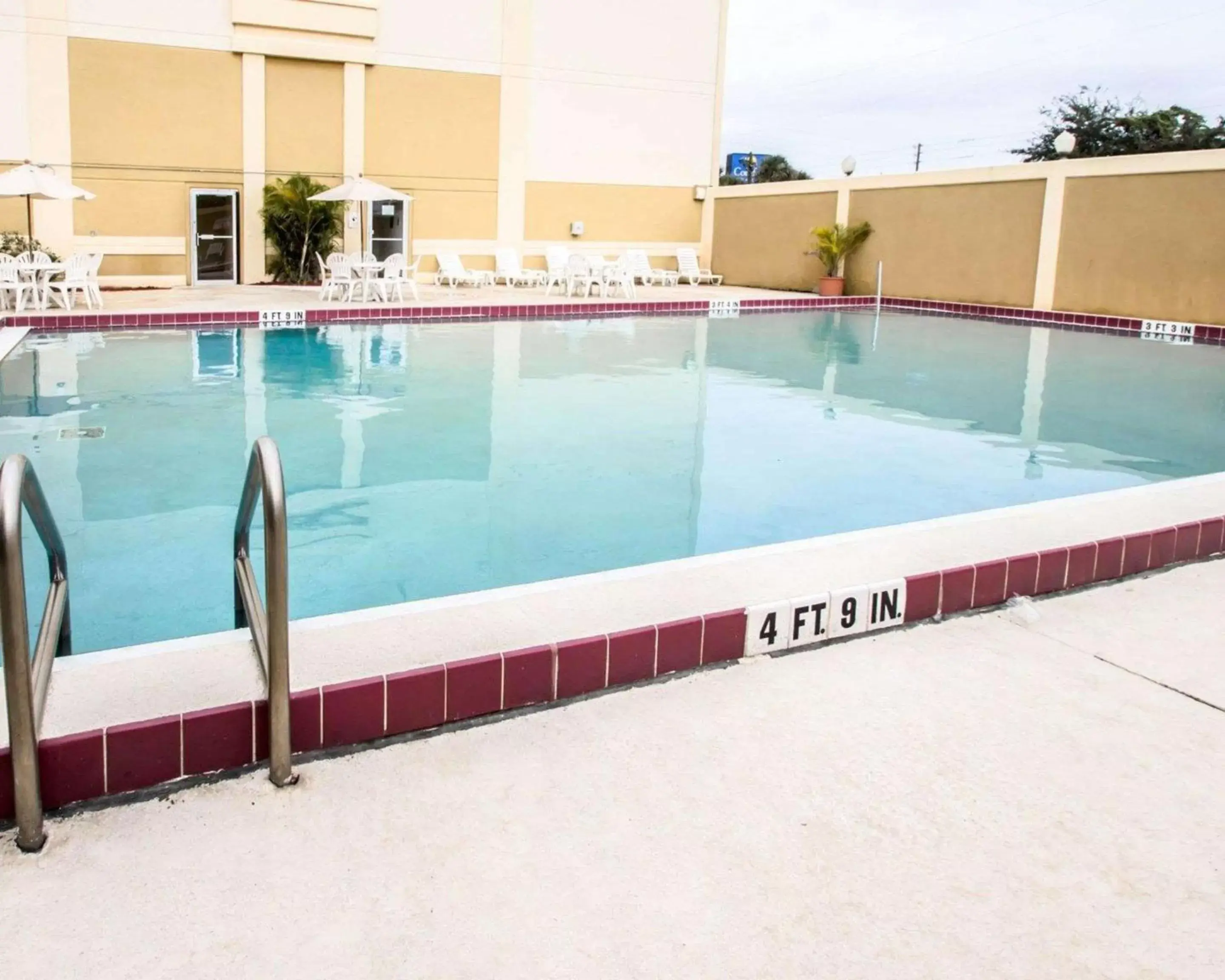 On site, Swimming Pool in Quality Inn & Suites Orlando / Winter Park