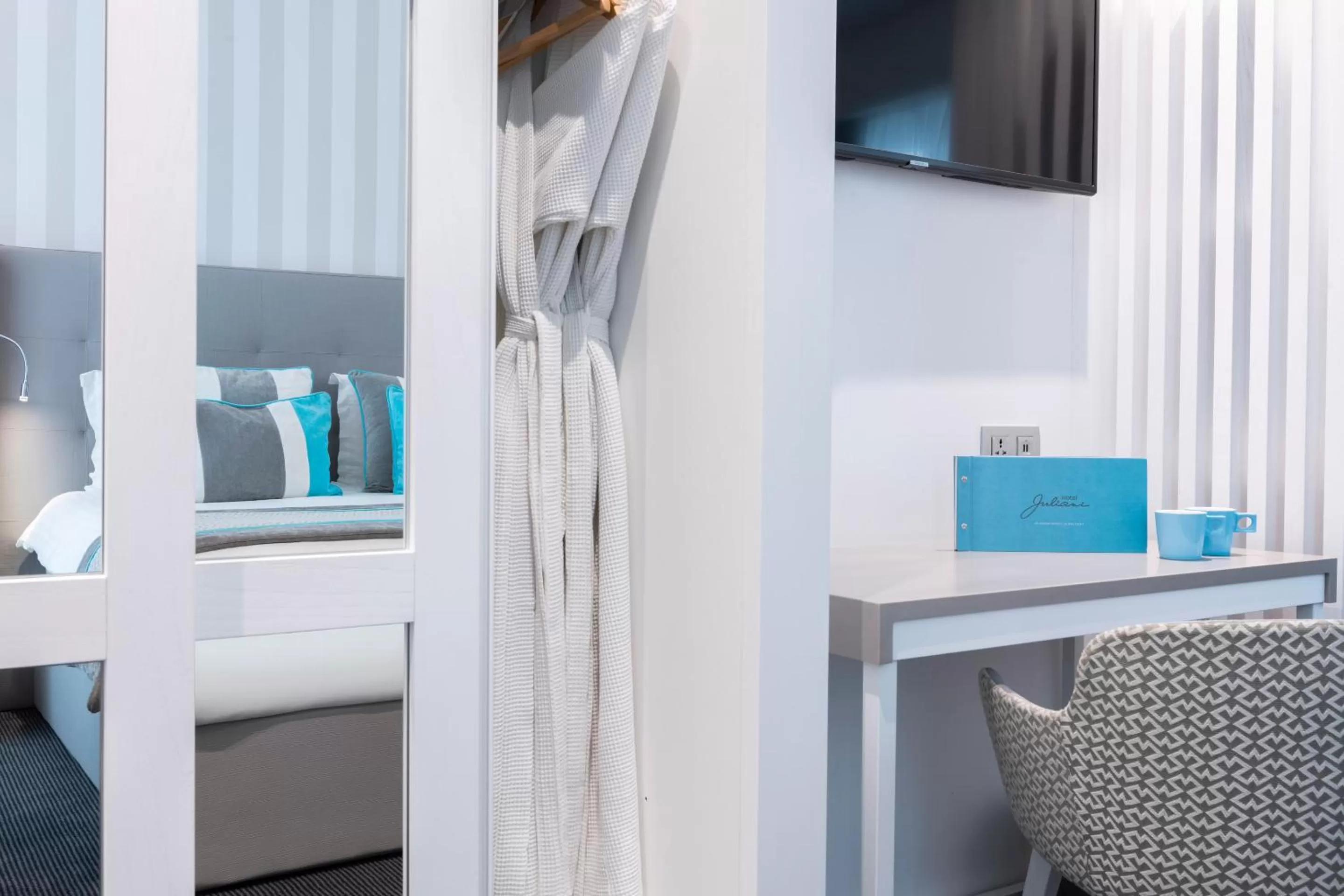 TV and multimedia, Bed in Hotel Juliani - Boutique Hotel