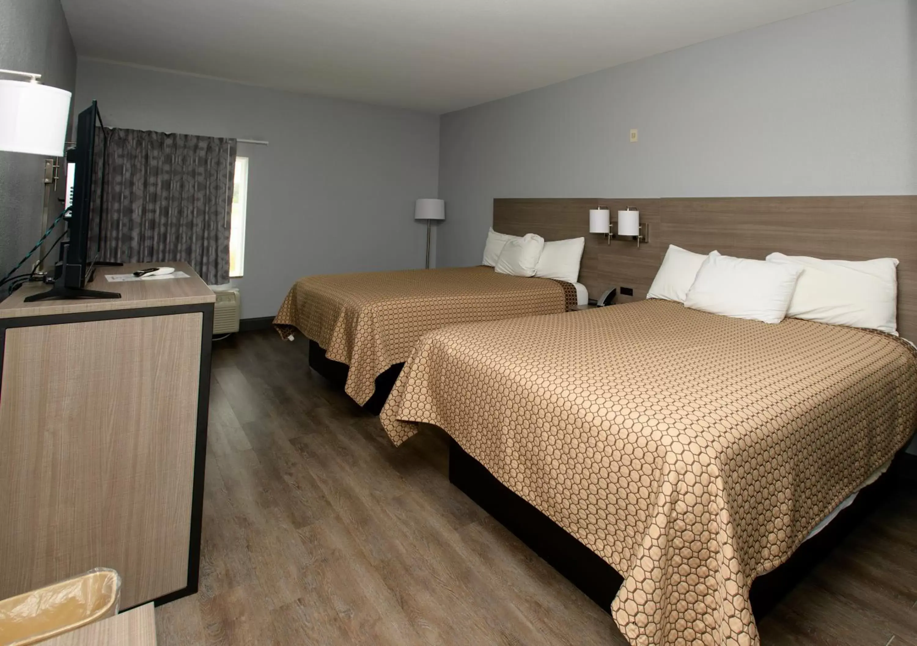 Bedroom, Bed in HomeTown Inn-Ringgold