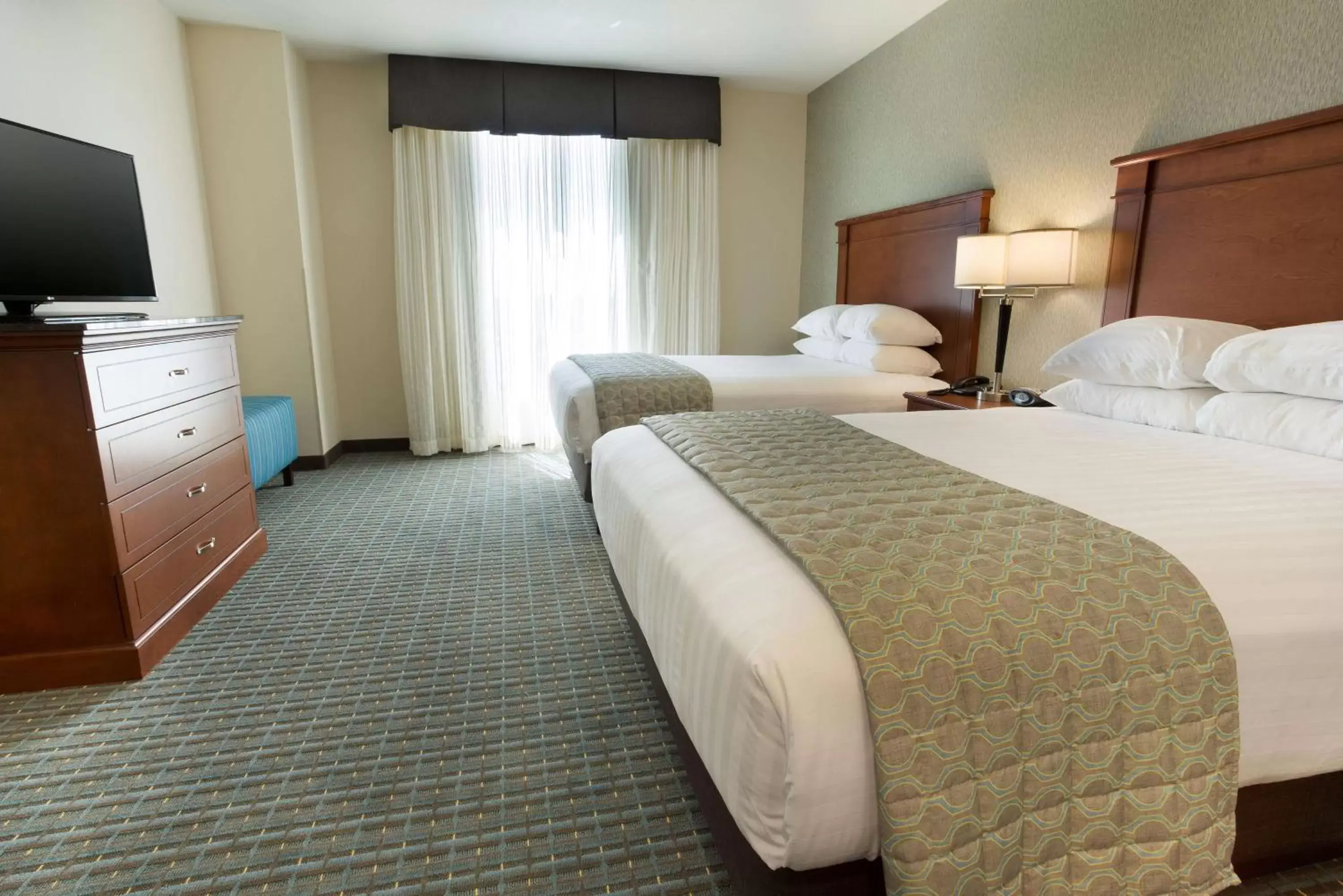 Photo of the whole room, Bed in Drury Inn & Suites Burlington