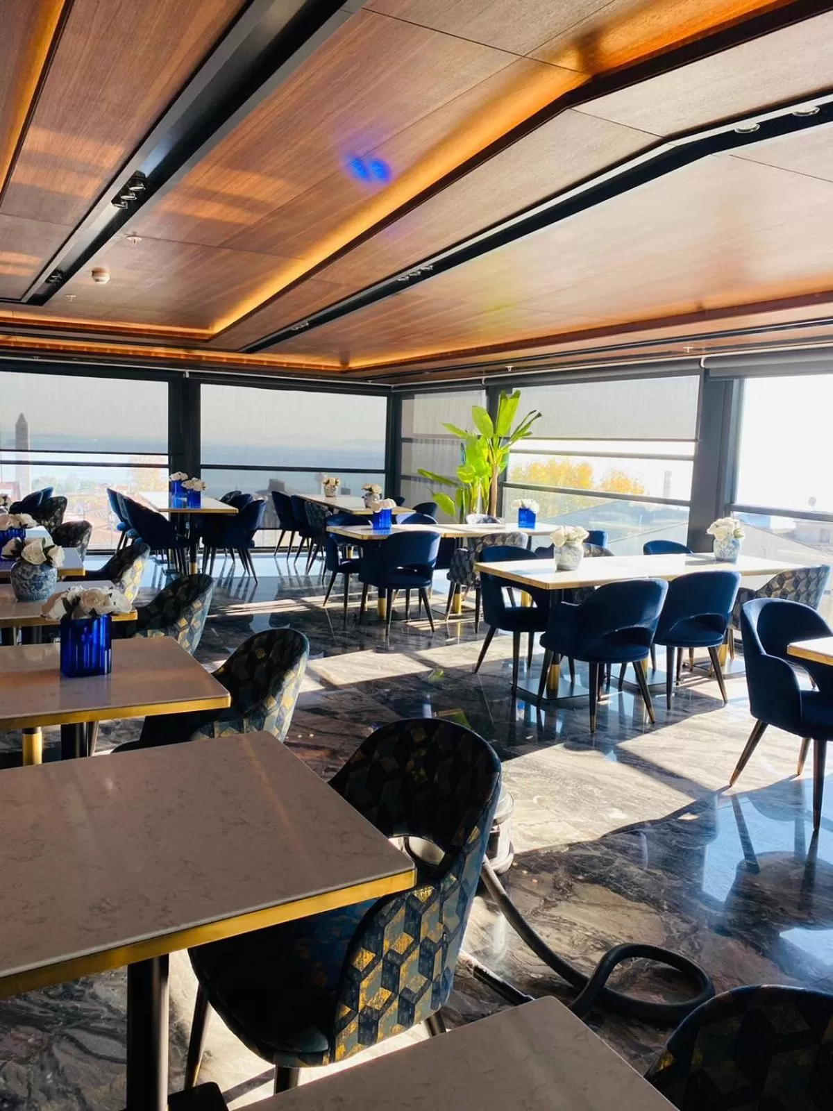 Restaurant/places to eat in Lady Diana Hotel