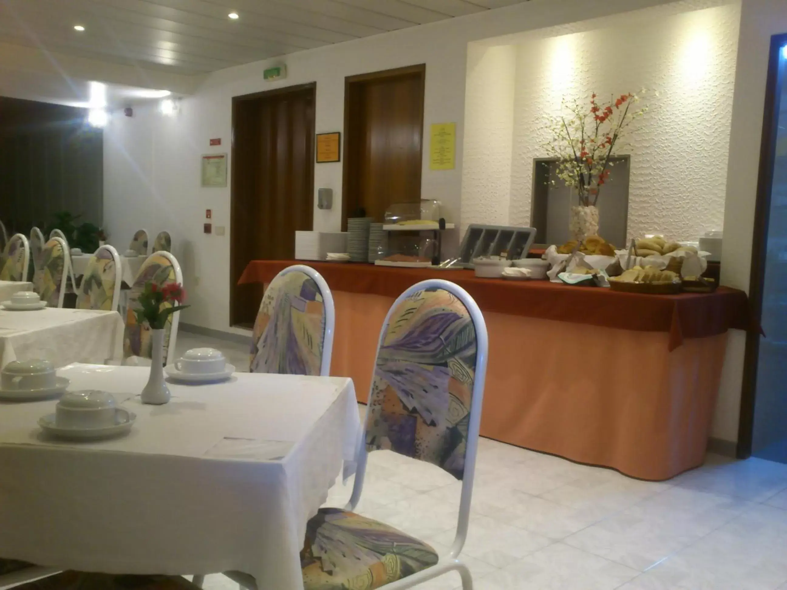 Restaurant/Places to Eat in Hotel Alnacir